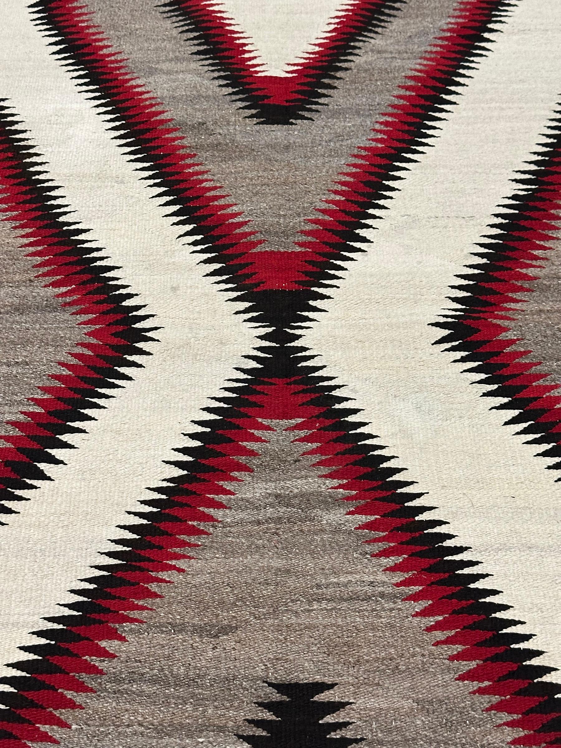 Milieu du XXe siècle Tapis Navajo Vintage Couverture Géométrique Tapis Laine Fait à la Main 94cmx163cm Gris 3x5 1940 en vente