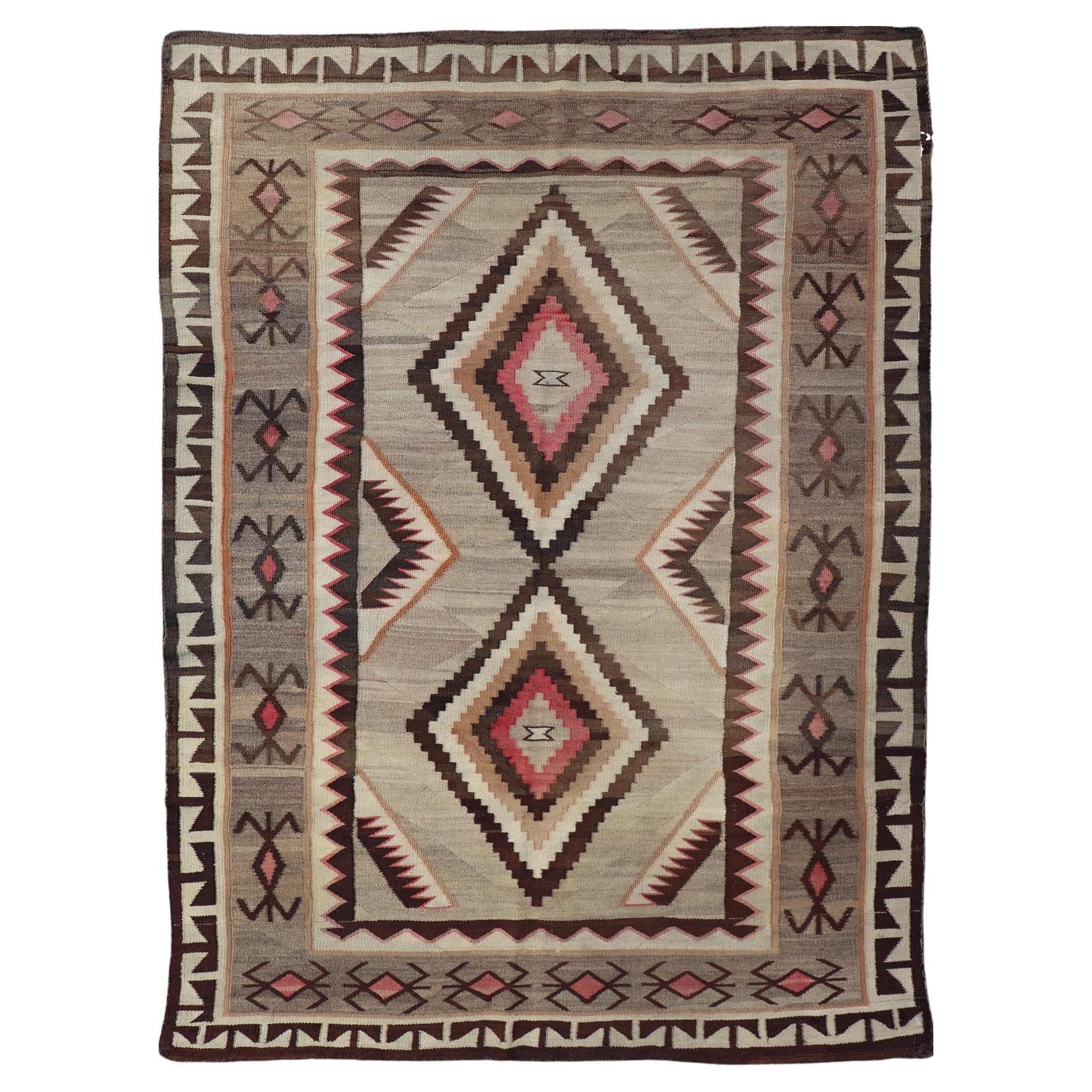 Vintage Navajo-Teppich in Grau, Elfenbein, Schwarz, Braun und Rot 4
4 x 6
3