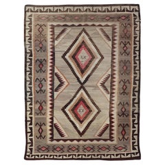 Vintage Navajo-Teppich in Grau, Elfenbein, Schwarz, Braun und Rot 4'4 x 6'3