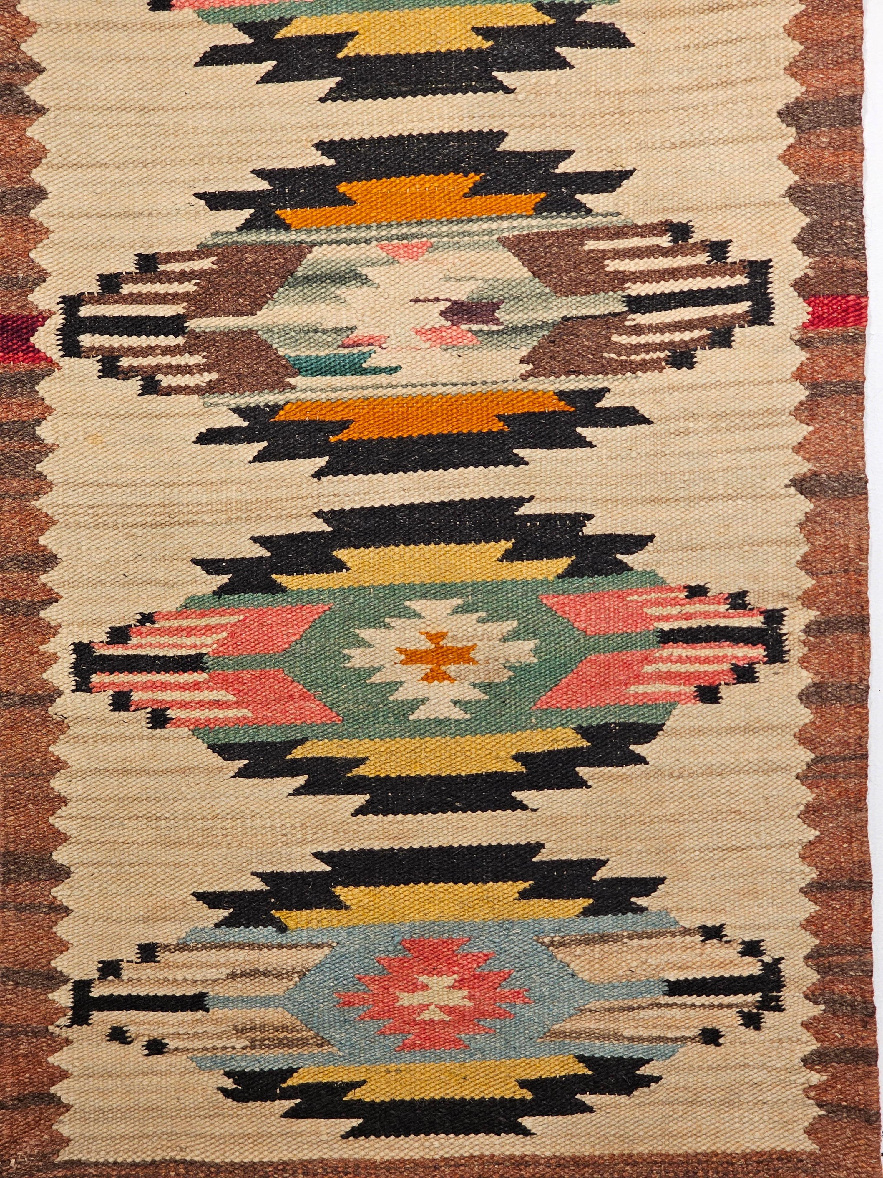Beautiful and colorful vintage native American Navajo rug from the SW United States from the mid 1900s. The Navajo rug has a diamond form design consisting of five large connected diamonds. Beautiful natural color tones include green, turquoise