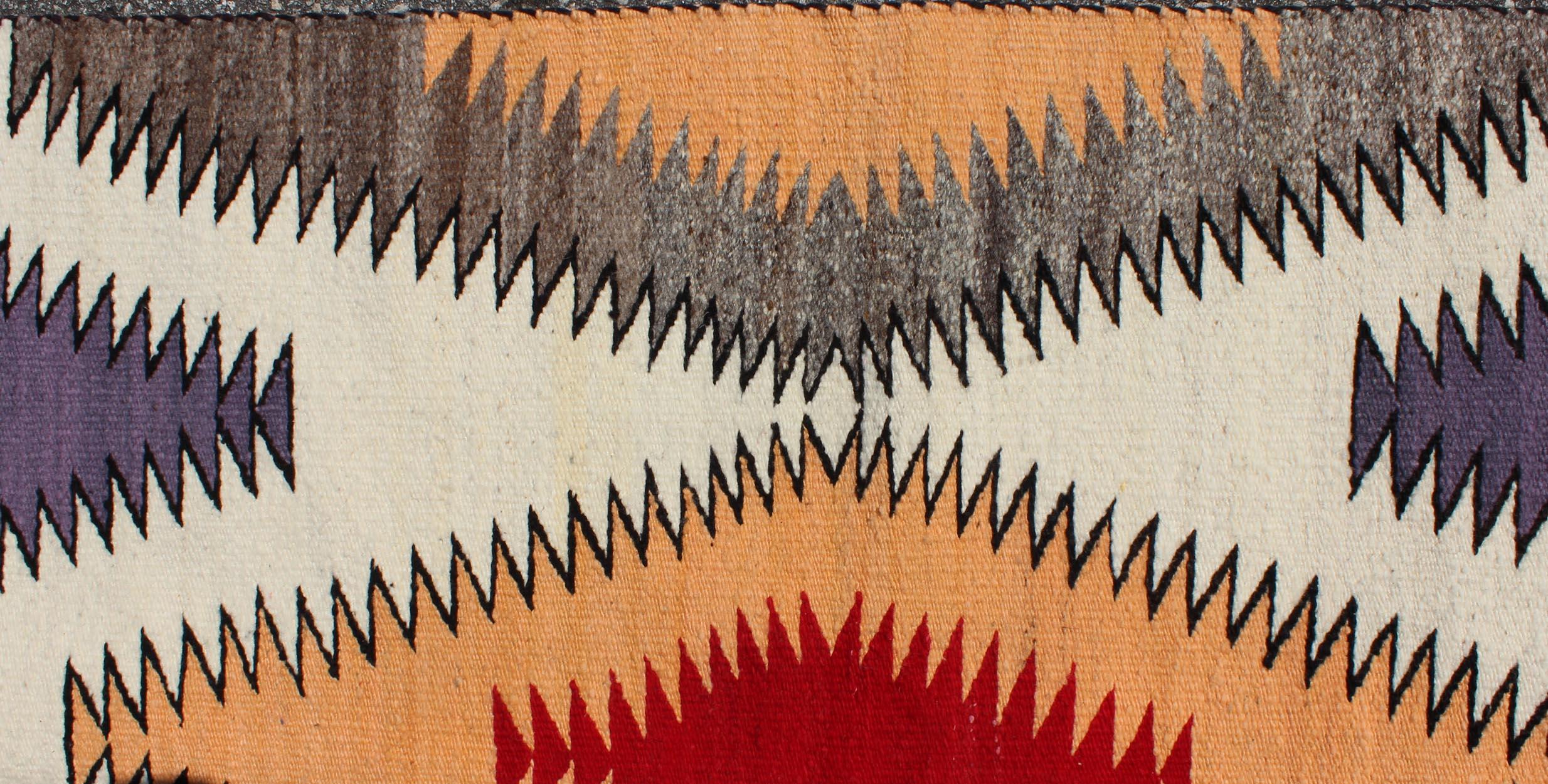 Navajo-Teppich in Violett, Grau, Elfenbein, Schwarz, Pfirsich, Lavendel und Rot (amerikanisch) im Angebot
