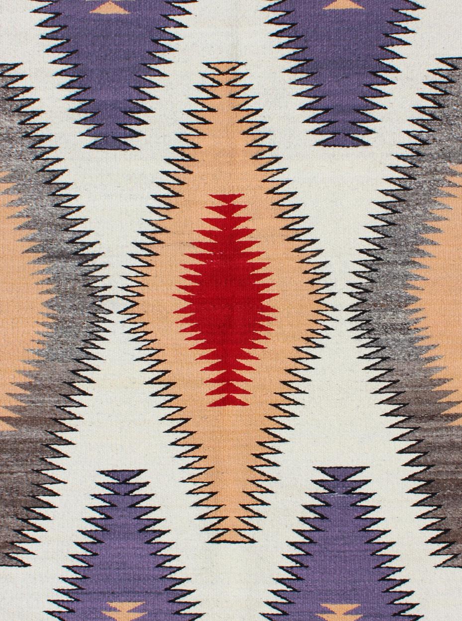 Tissé à la main Tapis Navajo vintage en violet, gris, ivoire, noir, pêche, lavande et rouge en vente