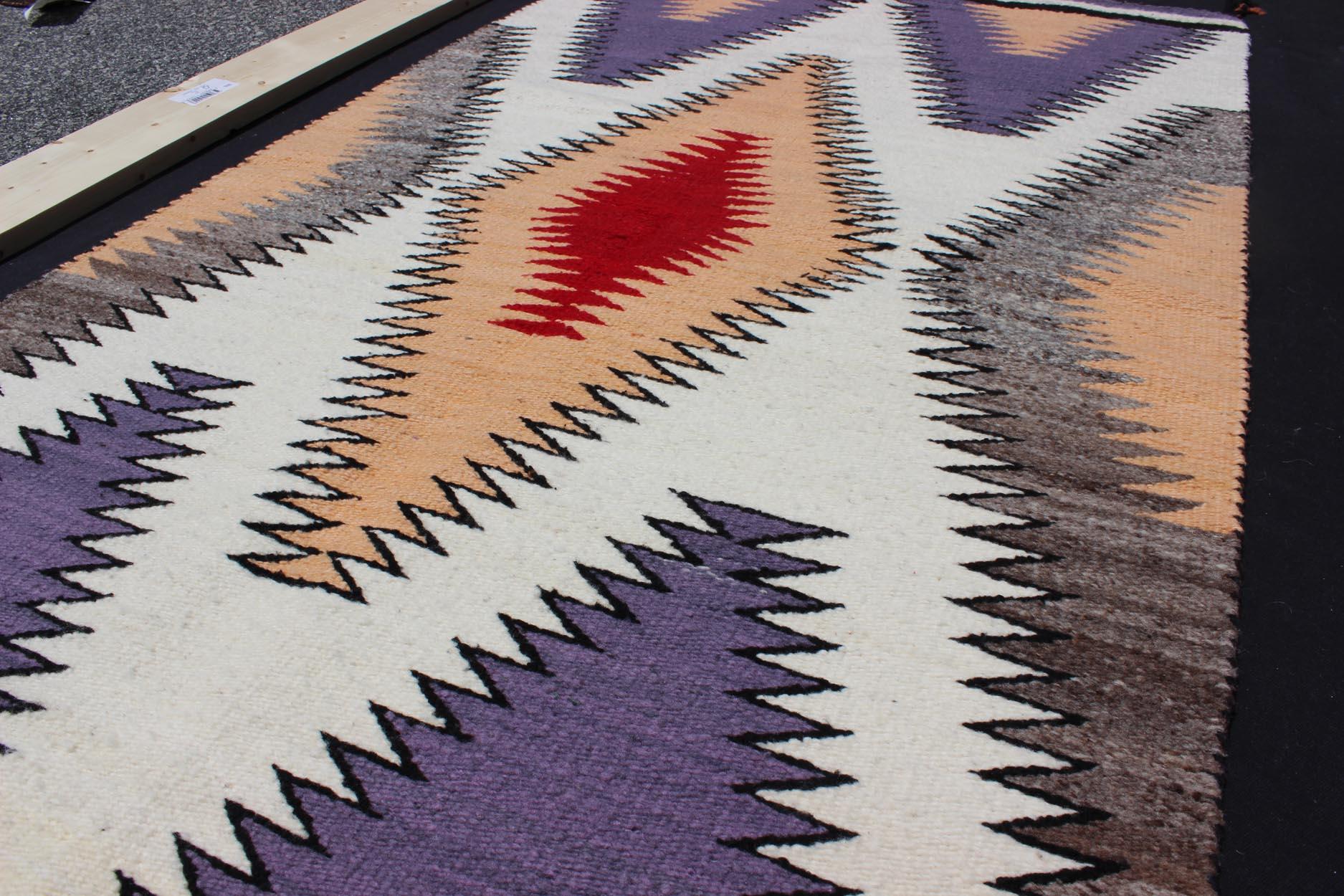 Tapis Navajo vintage en violet, gris, ivoire, noir, pêche, lavande et rouge Excellent état - En vente à Atlanta, GA