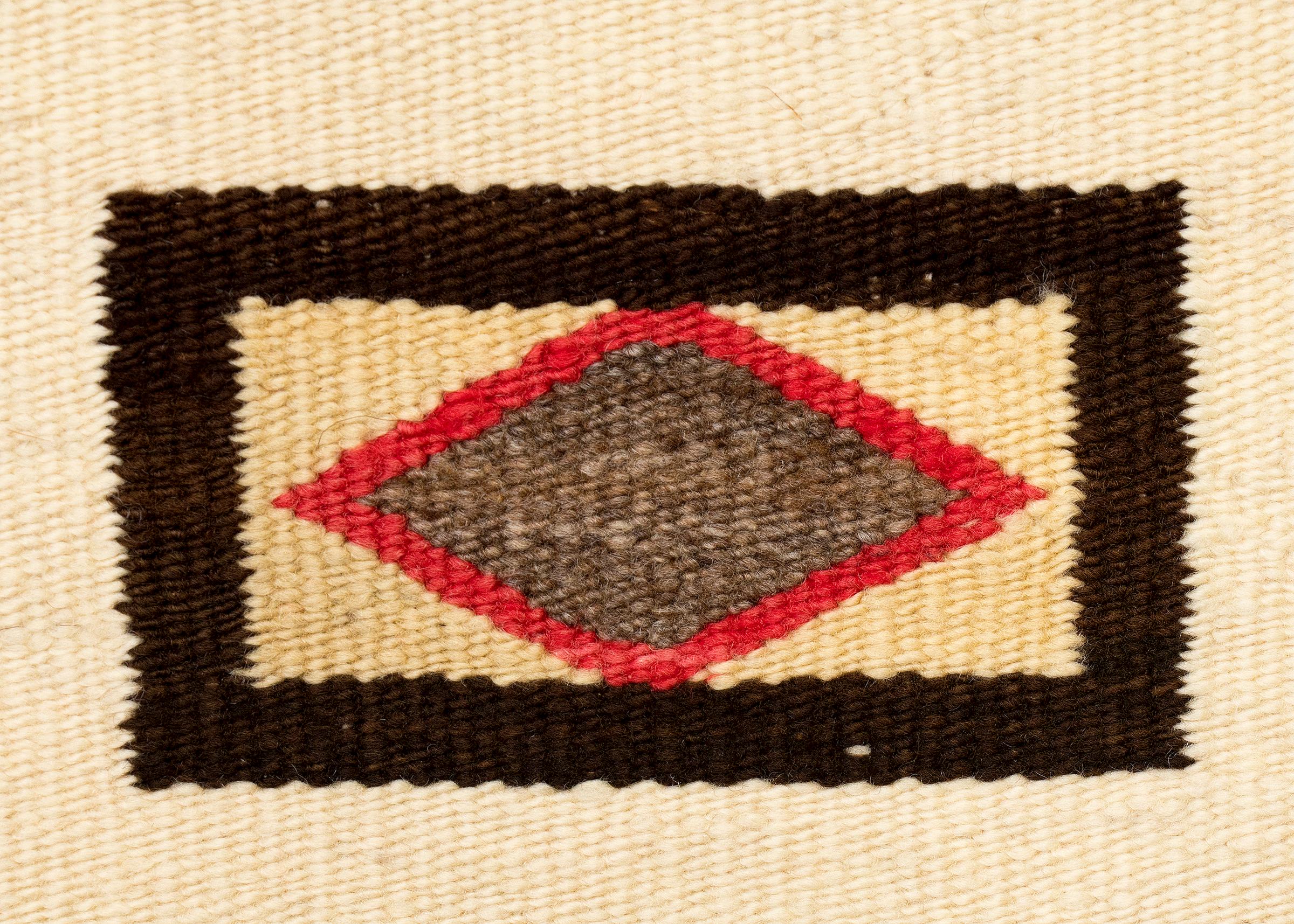 Amérindien Tapis Navajo 1930, Chinle Stripe & Diamond Pattern Ivory Camel Brown Blue Red en vente