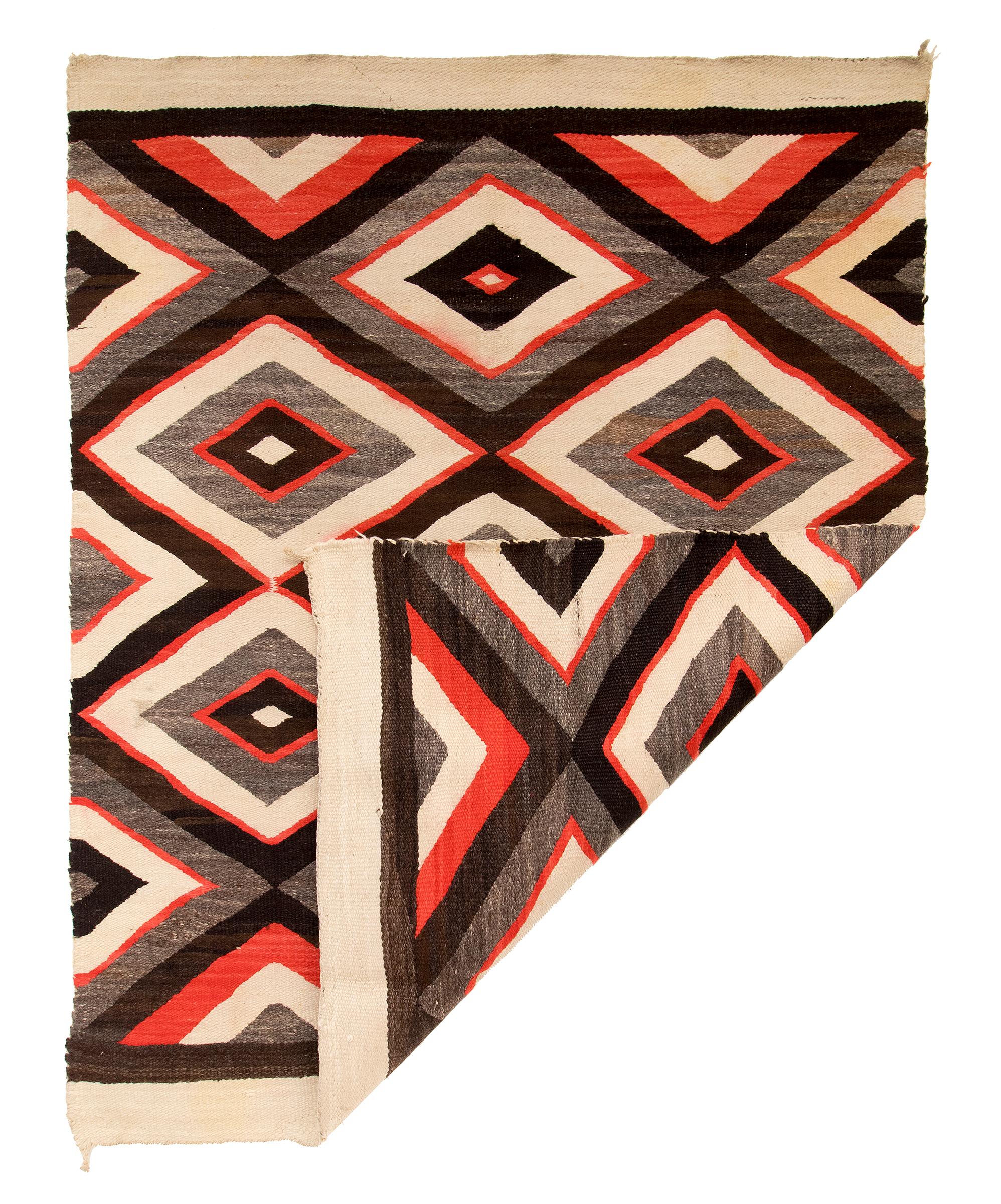 Vintage circa 1920 - 1930s Diné Navajo rug, pan-reservation, Trading Post era. Tissé en losange de laine indigène filée à la main dans des couleurs de toison naturelle de brun noir, gris brun et ivoire (blanc) avec du rouge teint à l'aniline. Ce