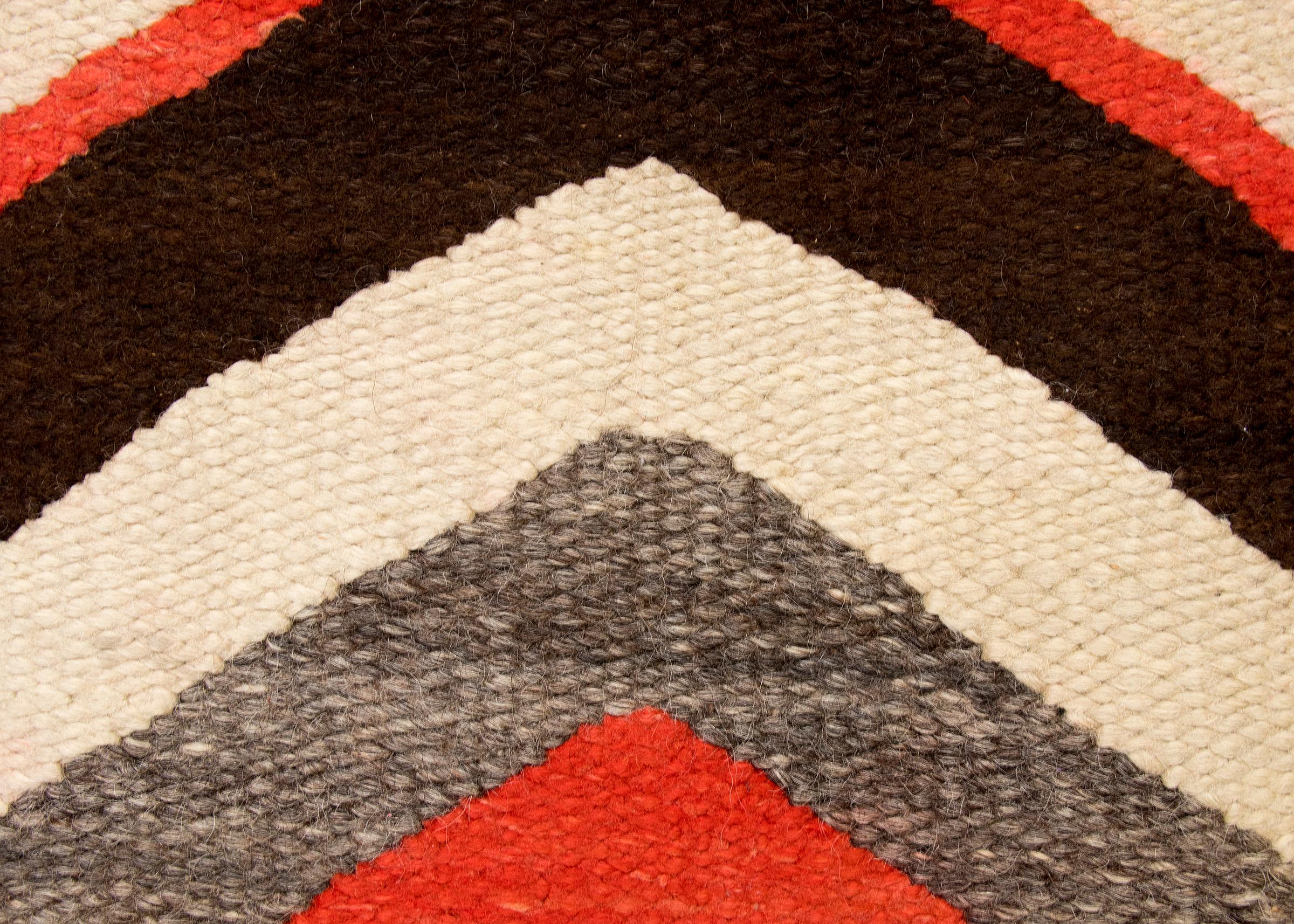 Amérindien Tapis Navajo vintage, Trading Post Era Southwestern Weaving, Red Brown Black White en vente