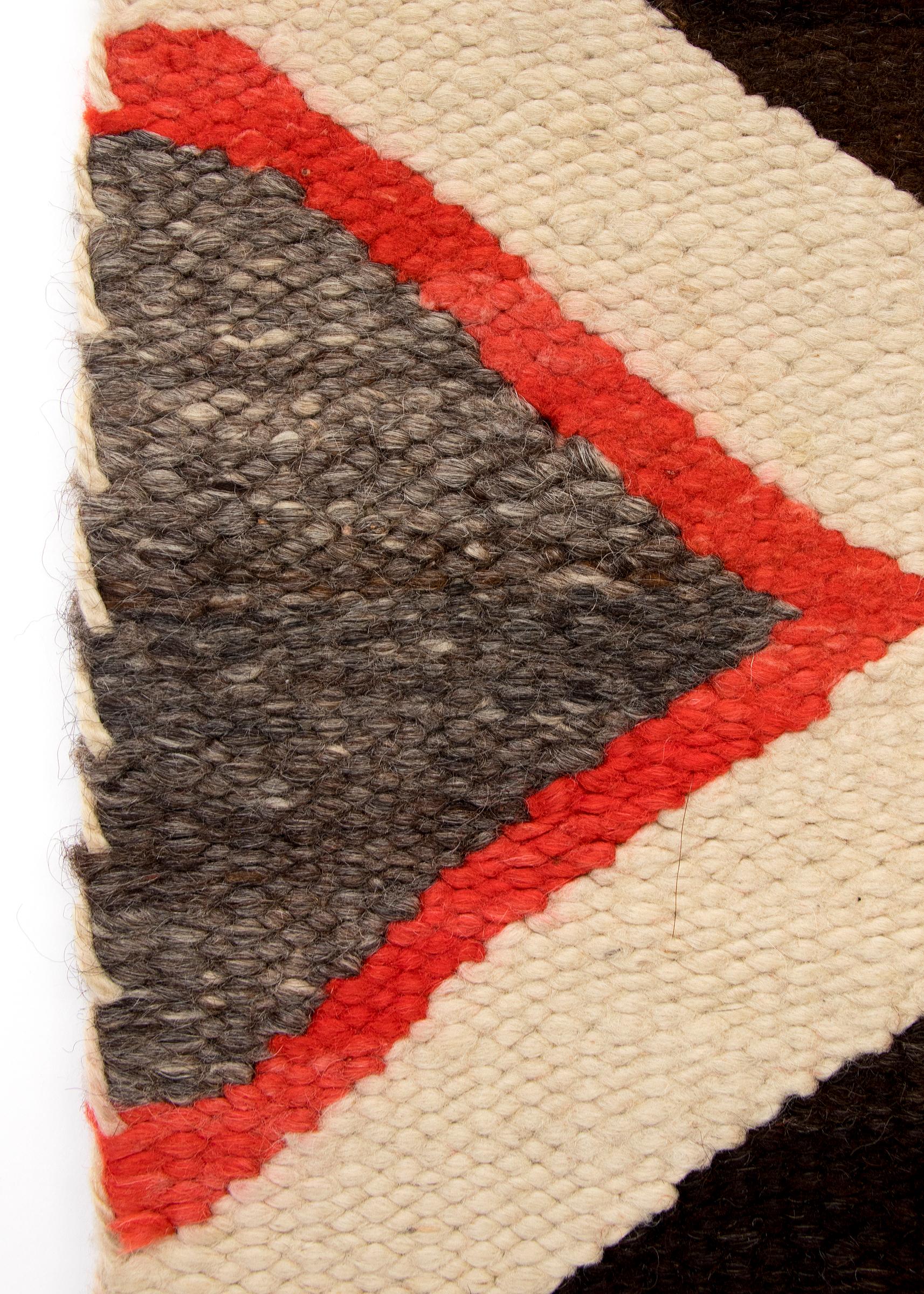 Tissé à la main Tapis Navajo vintage, Trading Post Era Southwestern Weaving, Red Brown Black White en vente