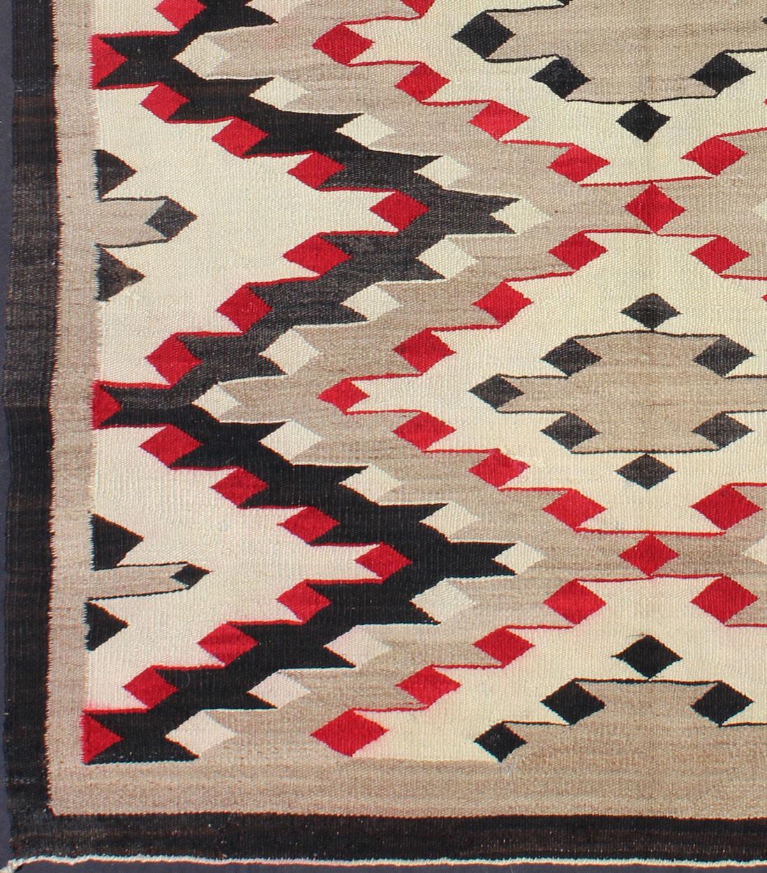 Américain Tapis Navajo vintage avec motif géométrique sur toute sa surface en gris, rouge, noir et crème en vente
