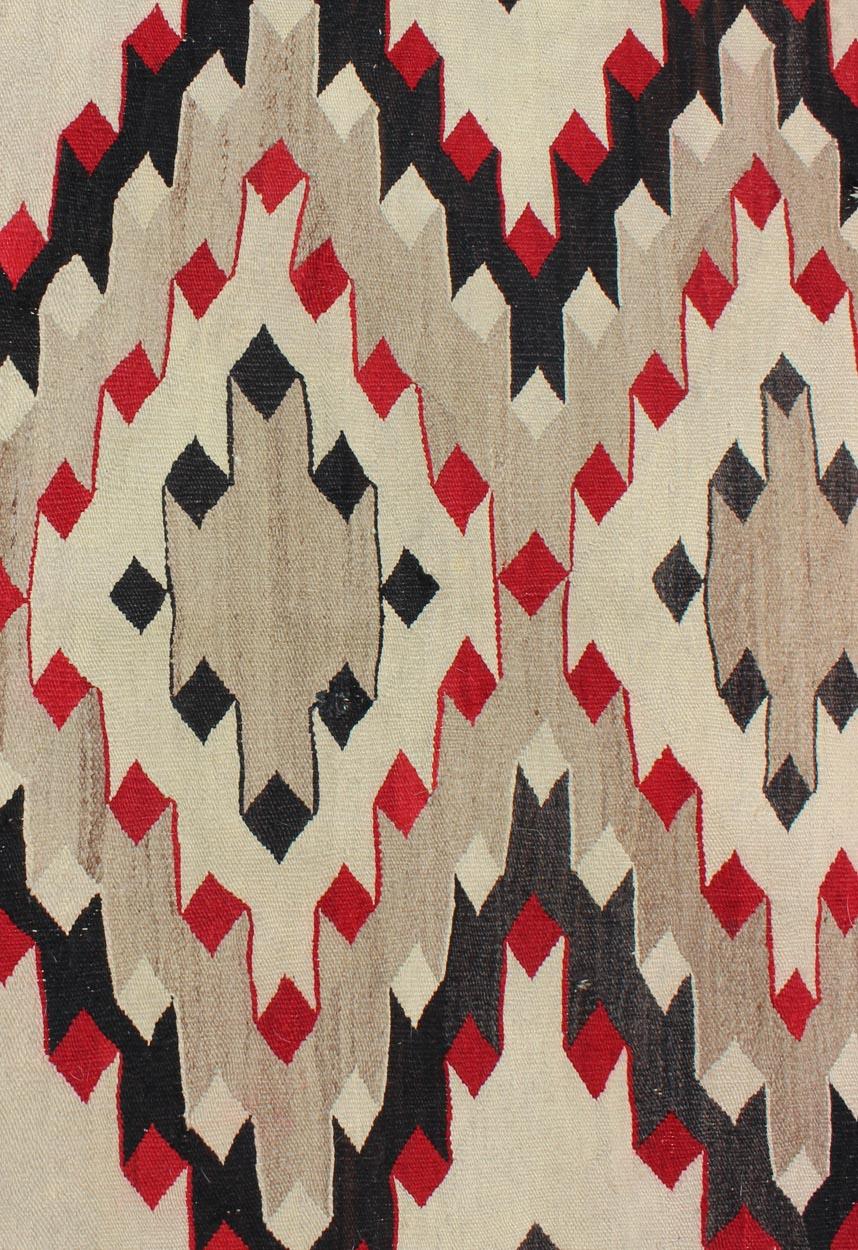 Tapis Navajo vintage avec motif géométrique sur toute sa surface en gris, rouge, noir et crème Bon état - En vente à Atlanta, GA