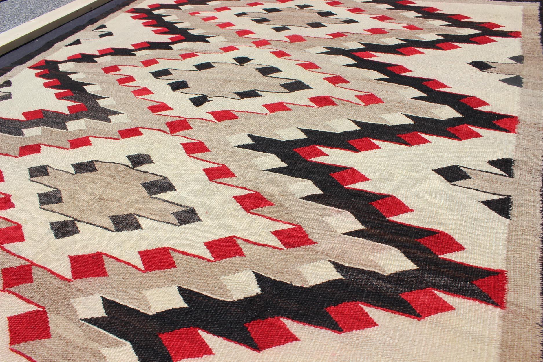 20ième siècle Tapis Navajo vintage avec motif géométrique sur toute sa surface en gris, rouge, noir et crème en vente