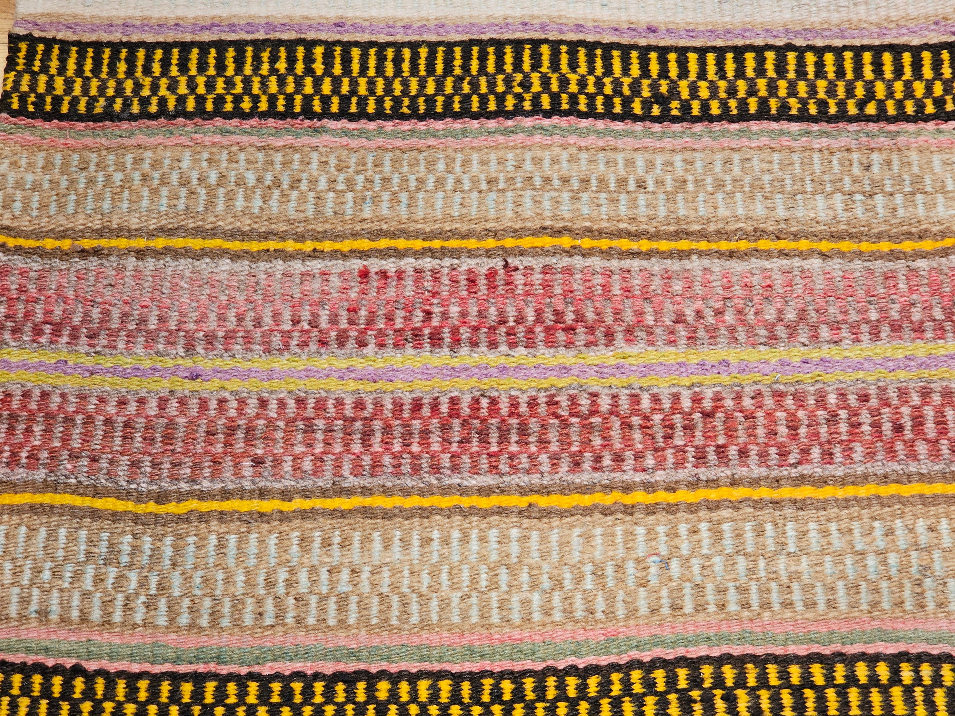Navajo-Satteldecke mit breitem Bandmuster in Rot, Braun und Karamell  (Wolle) im Angebot