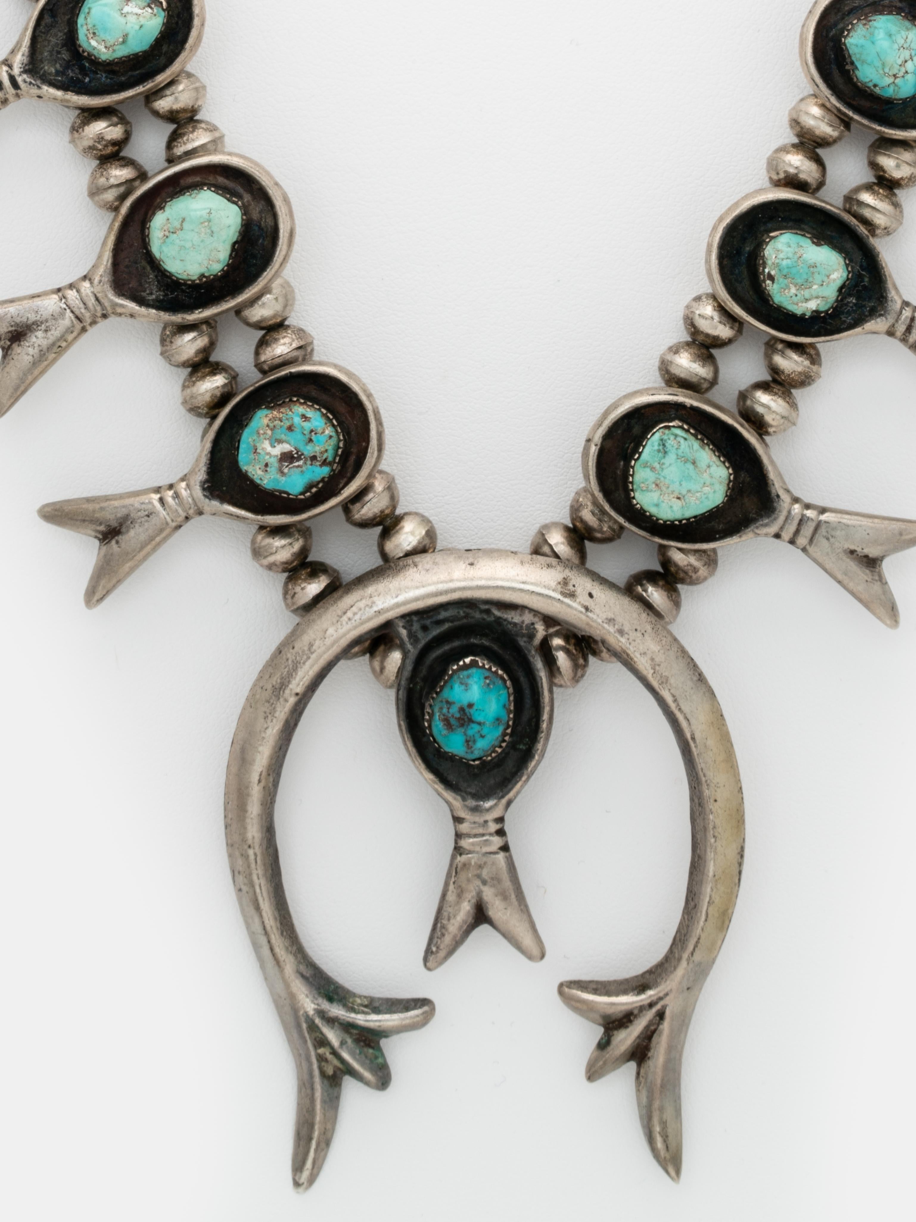Vintage Navajo Silber und Türkis Native American Squash Blossom Halskette c.1960s
161 Gramm
64 cm lang