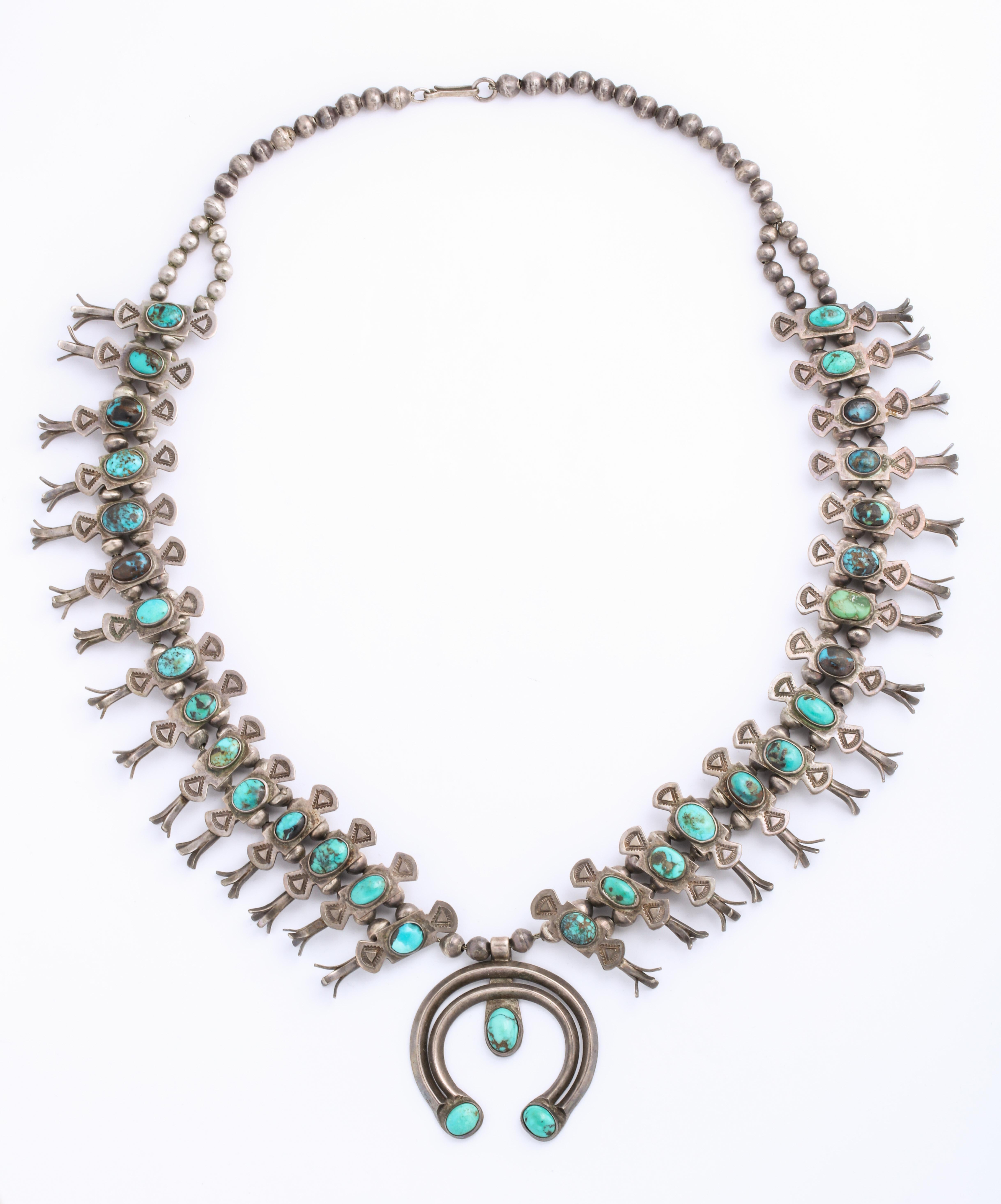 Halskette aus Navajo Silber und türkisfarbener Muschelblume von Eskie Tsosie (Künstler*in) im Angebot