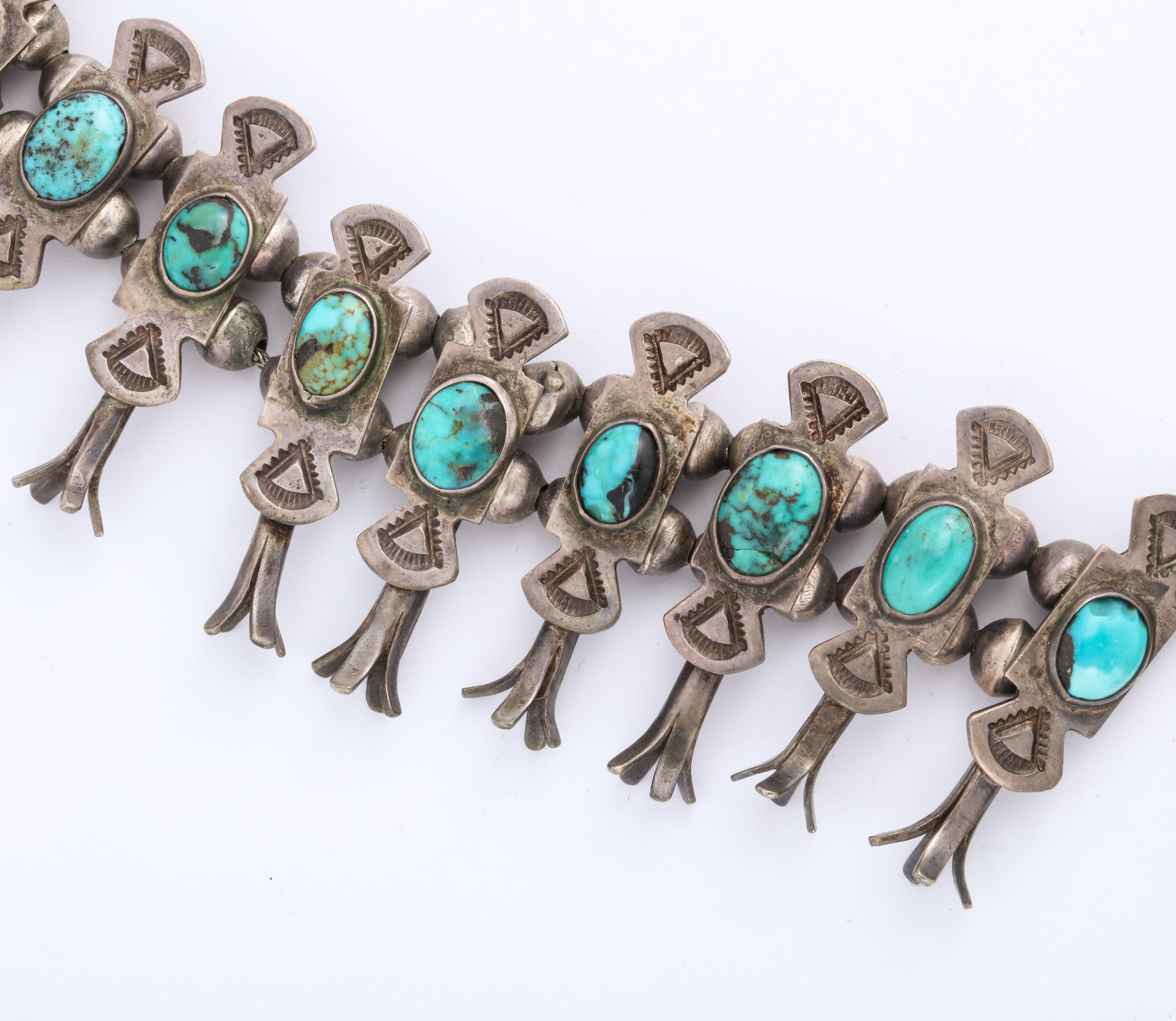 Halskette aus Navajo Silber und türkisfarbener Muschelblume von Eskie Tsosie (Ovalschliff) im Angebot