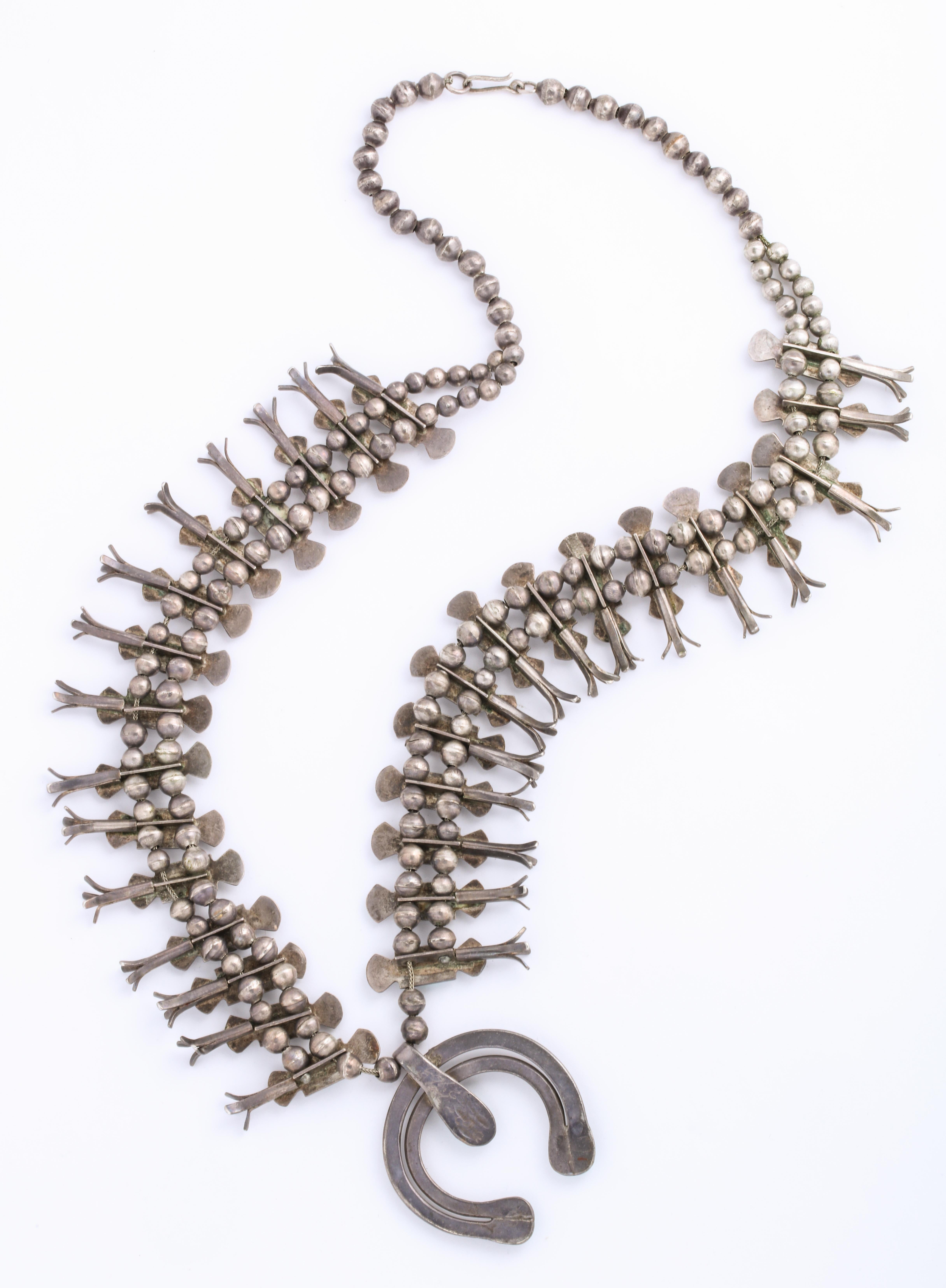 Halskette aus Navajo Silber und türkisfarbener Muschelblume von Eskie Tsosie im Angebot 1