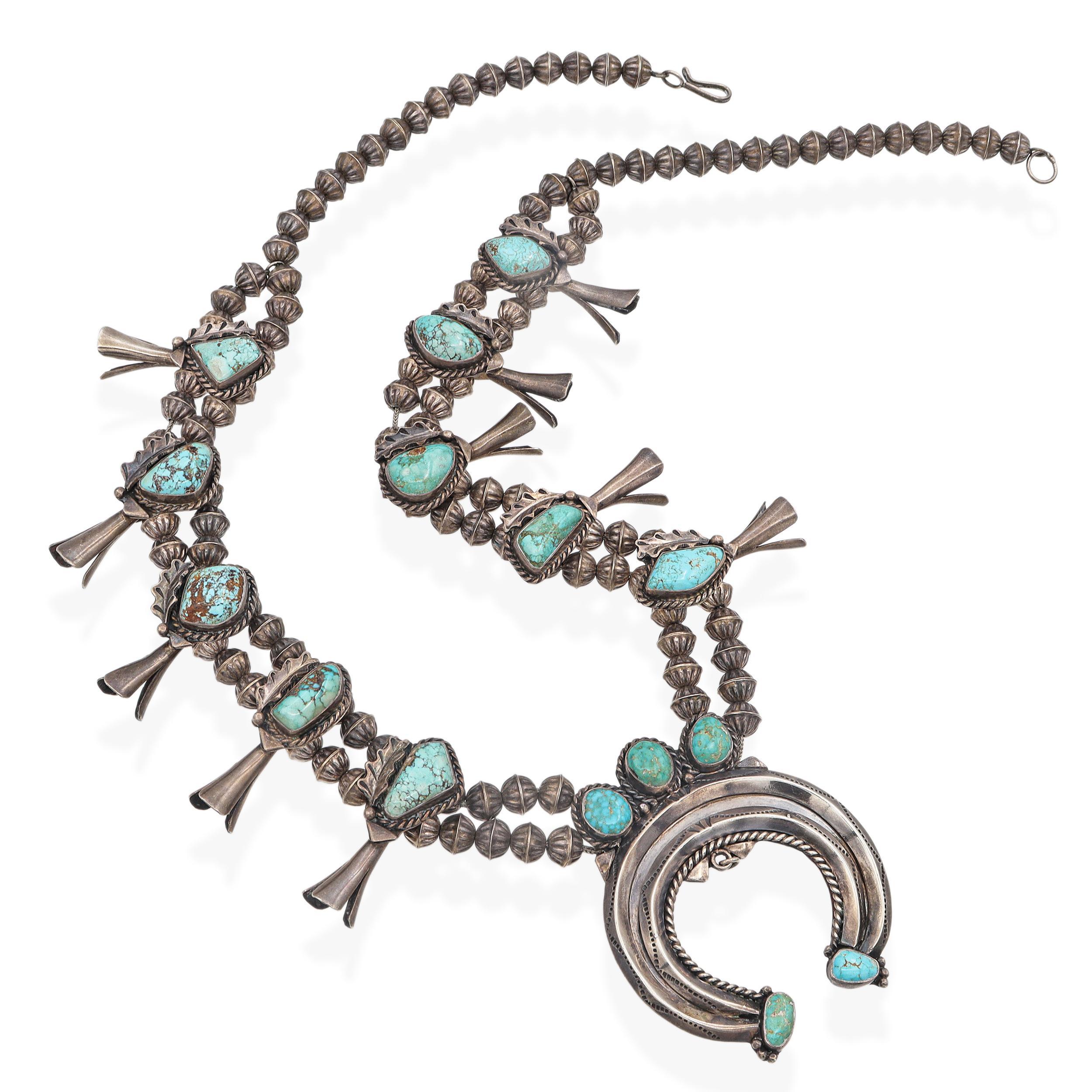 Collar vintage Navajo Southwestern Turquoise Squash Blossom de plata de ley en Bueno estado para la venta en New York, NY