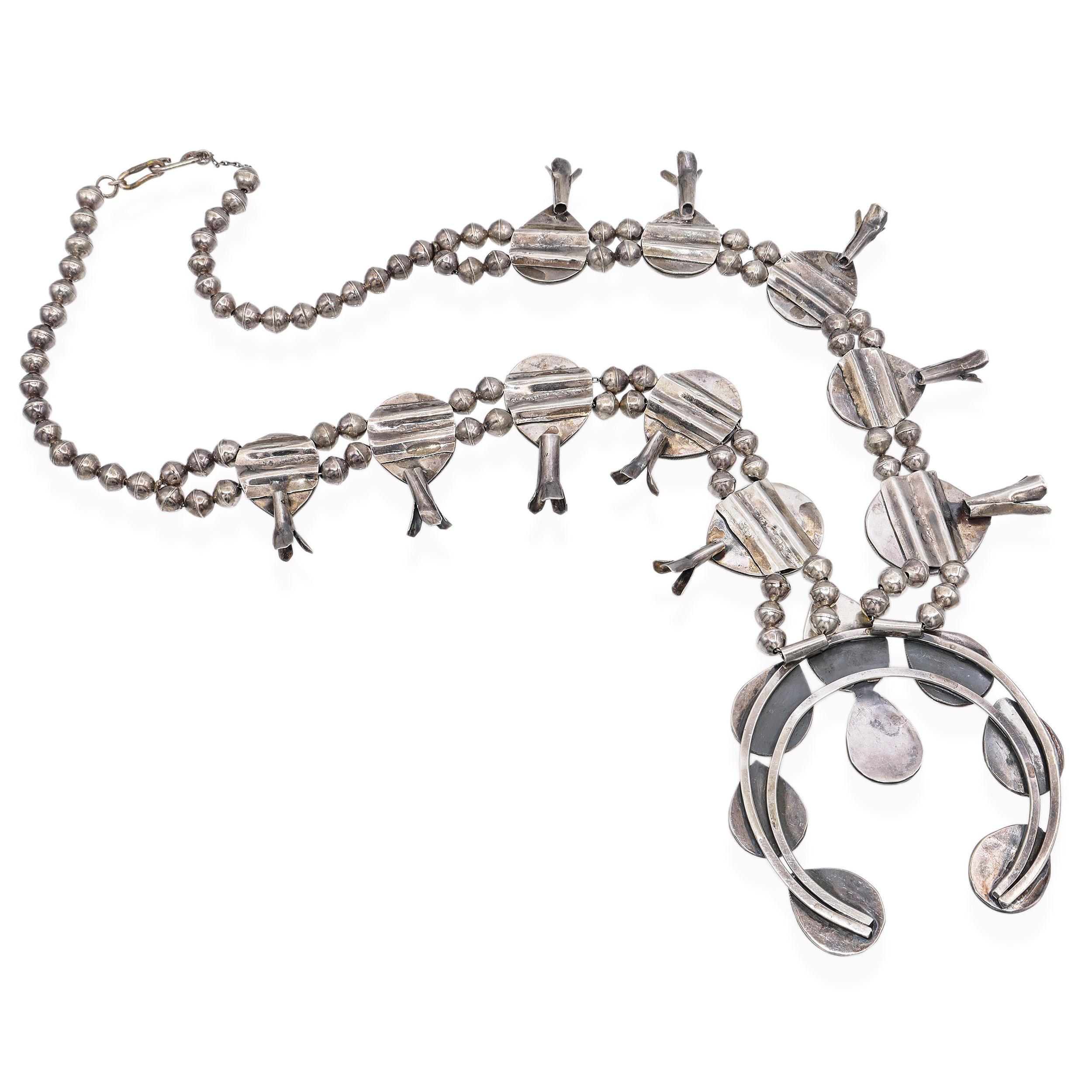 Collana vintage Navajo Southwestern in argento sterling con turchese squash blossom In condizioni buone in vendita a New York, NY