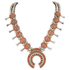 Collar Navajo Vintage Flor de Calabaza Plata de Ley y Racimo de Coral Rojo Naja