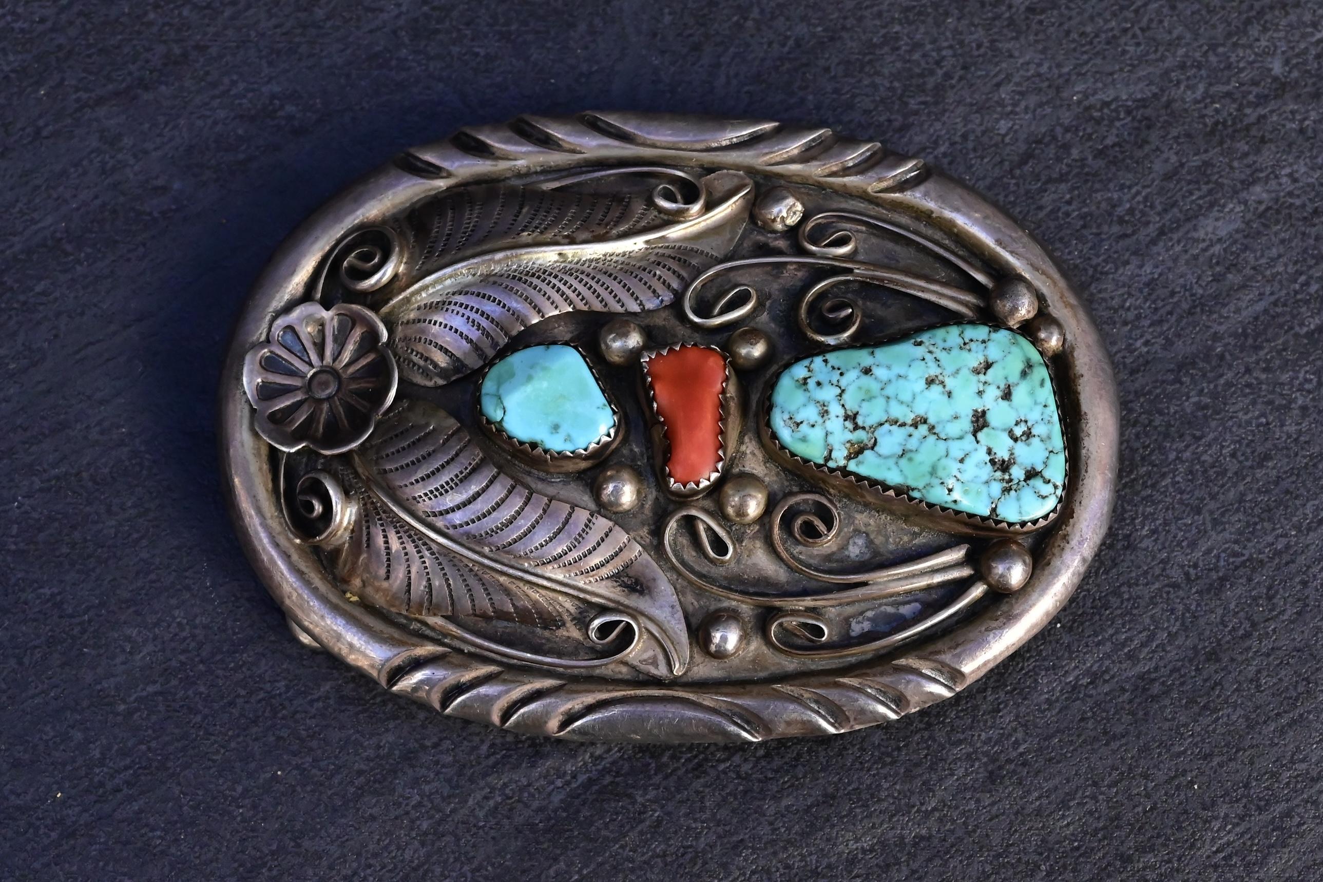Vintage Navajo Sterling Silber Gürtelschnalle mit Türkis & Koralle - 63,33g (Indigene Kunst (Nord-/Südamerika)) im Angebot