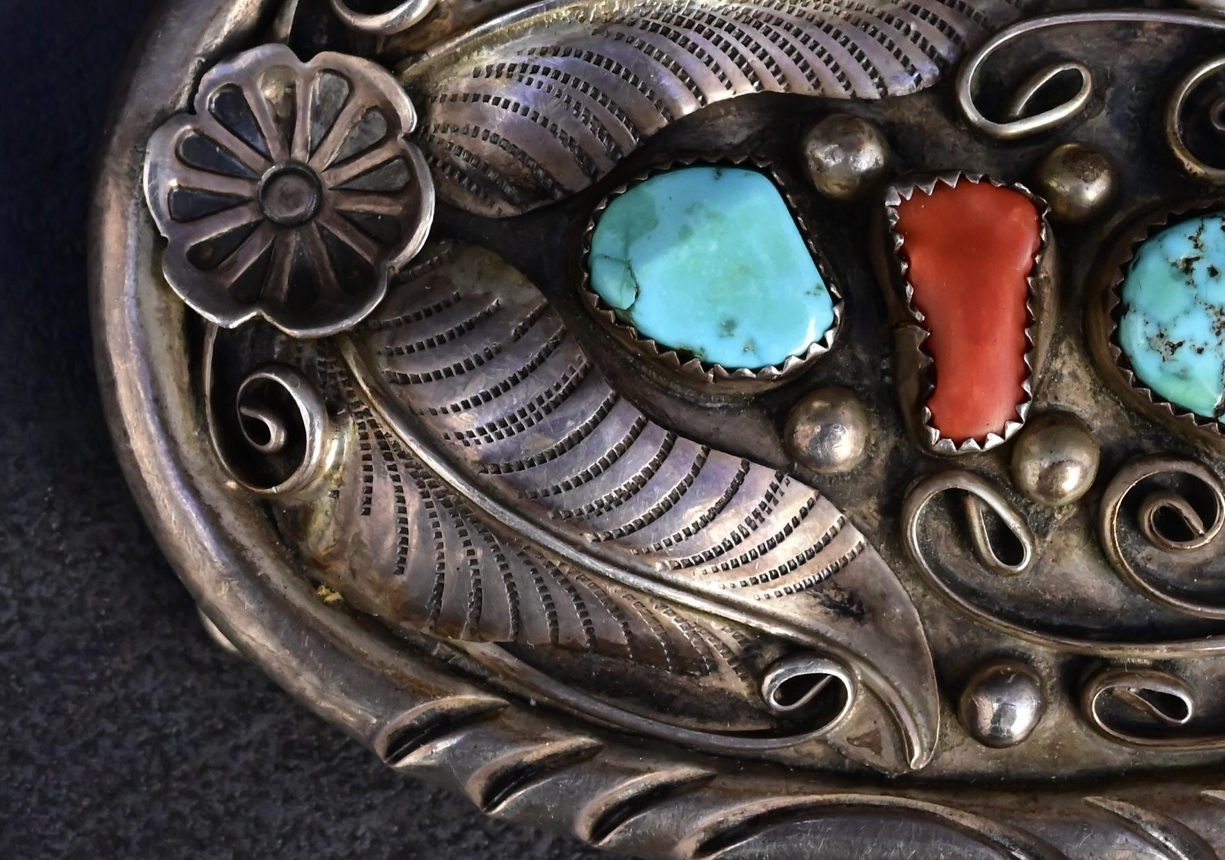 Vintage Navajo Sterling Silber Gürtelschnalle mit Türkis & Koralle - 63,33g (Gewalkt) im Angebot