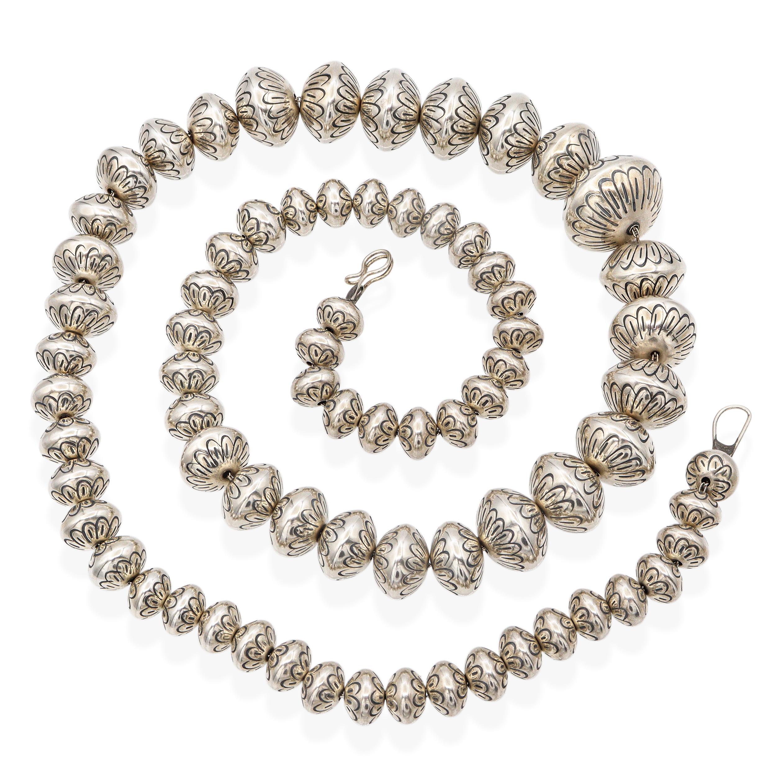 De las mujeres Collar vintage Navajo de plata de ley con estampado graduado y cuentas de banco hueco en venta