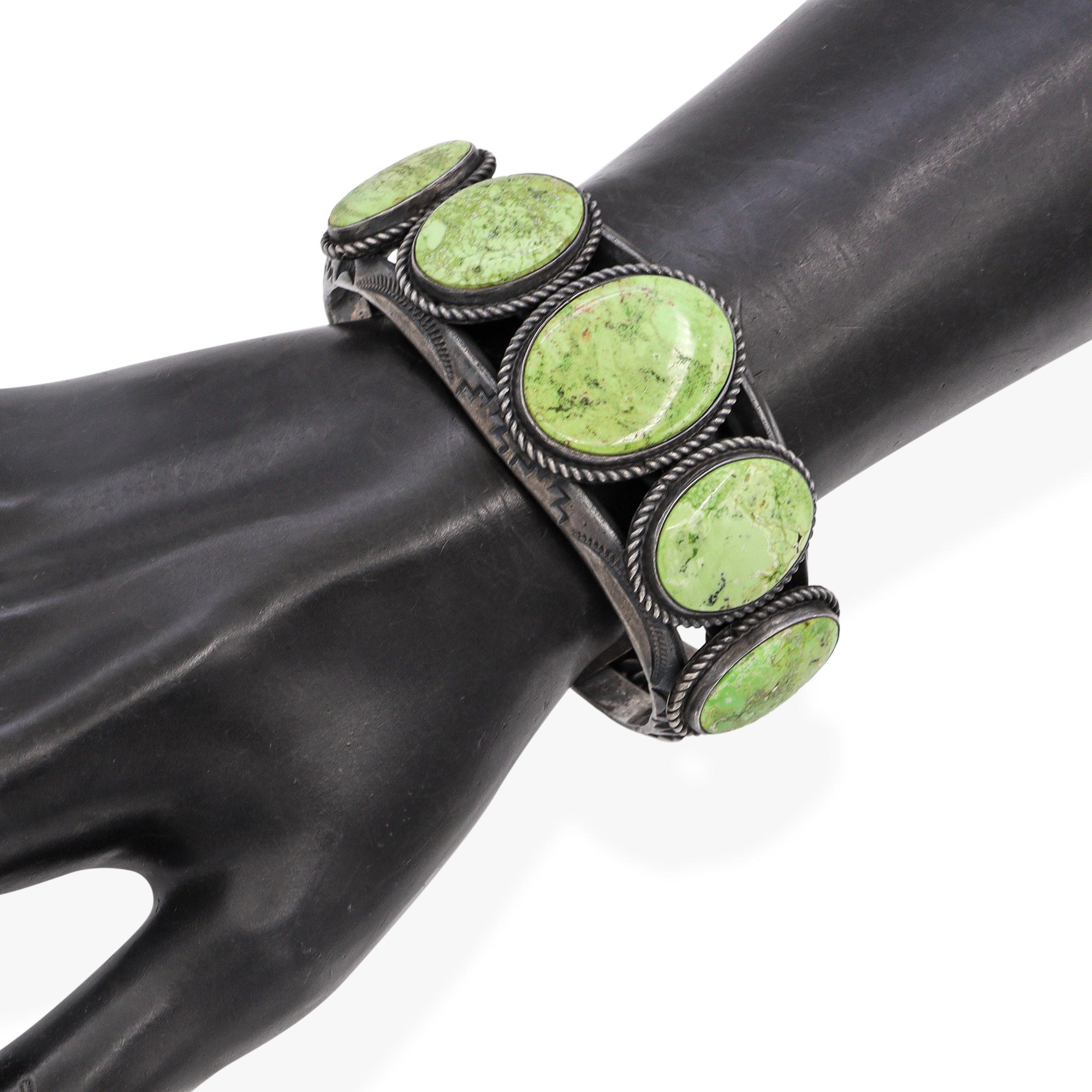 Cabochon Bracciale vintage Navajo in argento sterling con cinque pietre di turchese verde in vendita