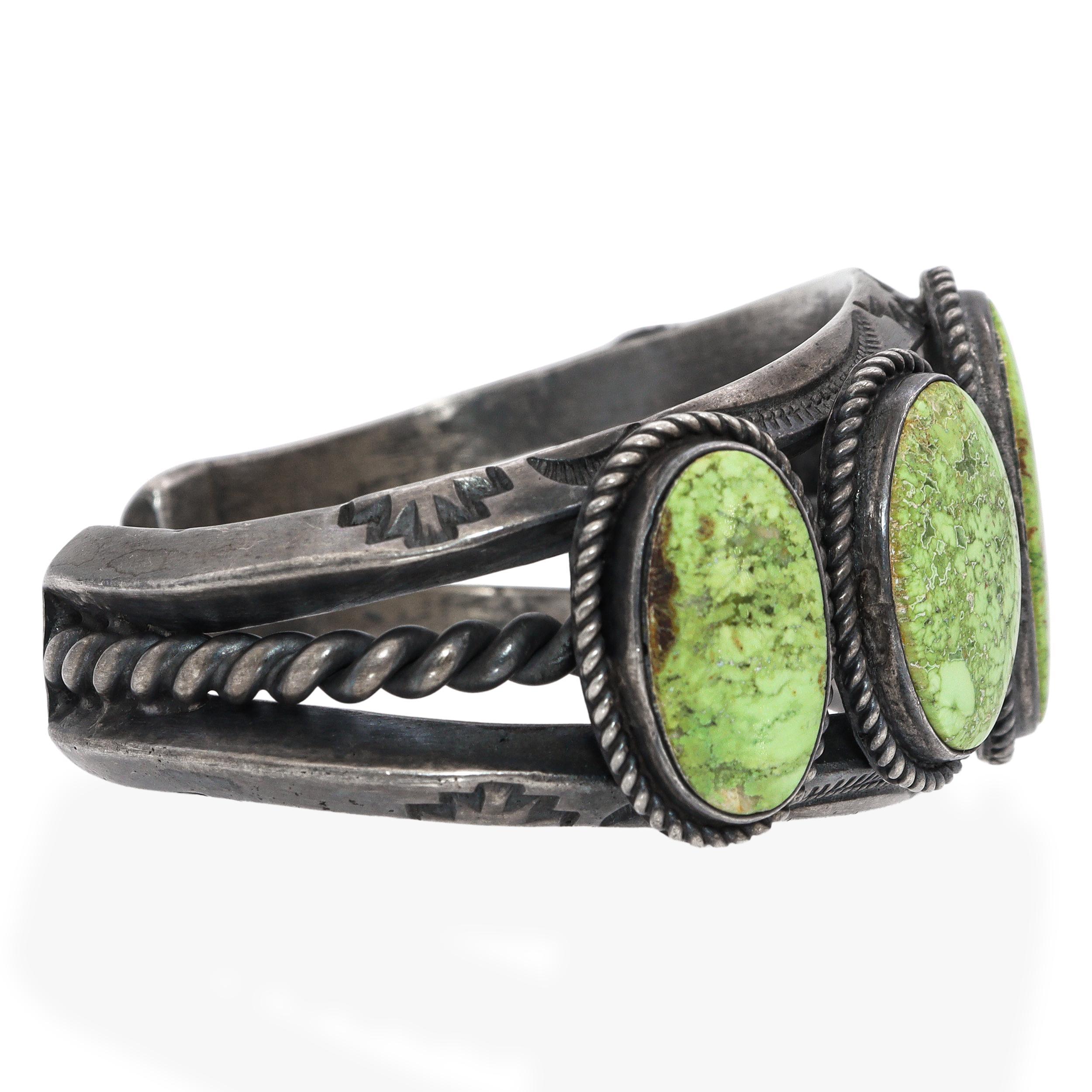 Bracciale vintage Navajo in argento sterling con cinque pietre di turchese verde In condizioni buone in vendita a New York, NY