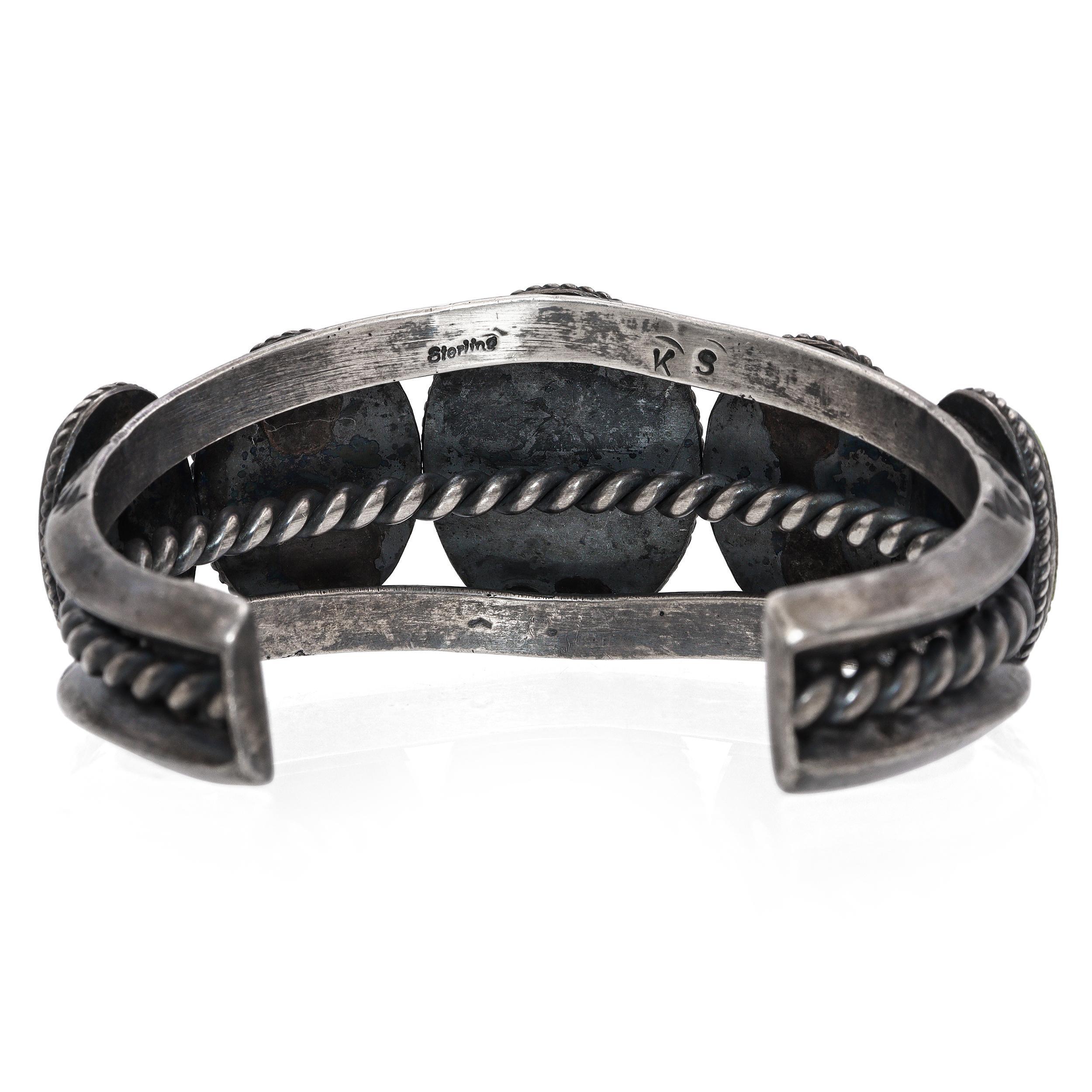 Donna Bracciale vintage Navajo in argento sterling con cinque pietre di turchese verde in vendita