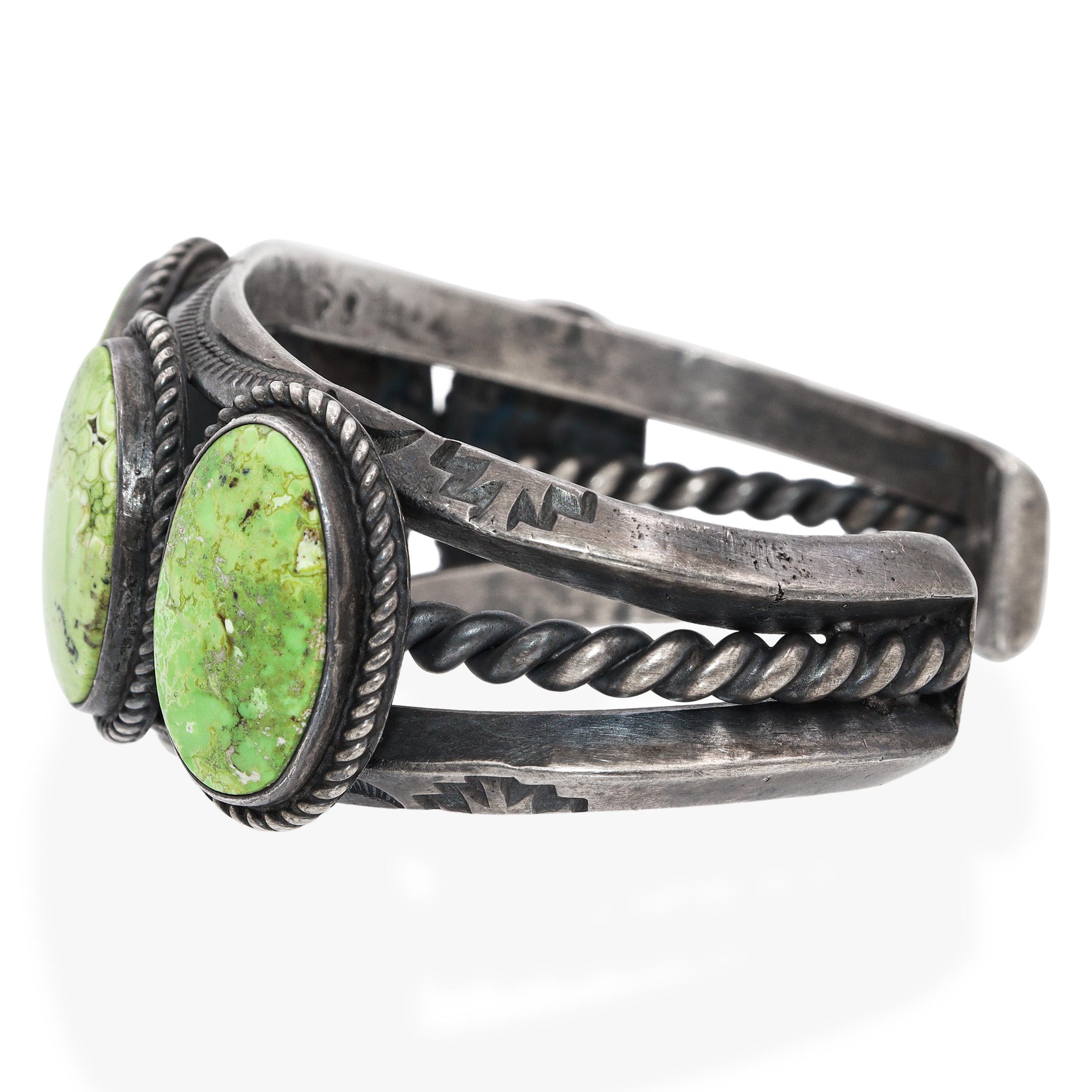Bracciale vintage Navajo in argento sterling con cinque pietre di turchese verde in vendita 1