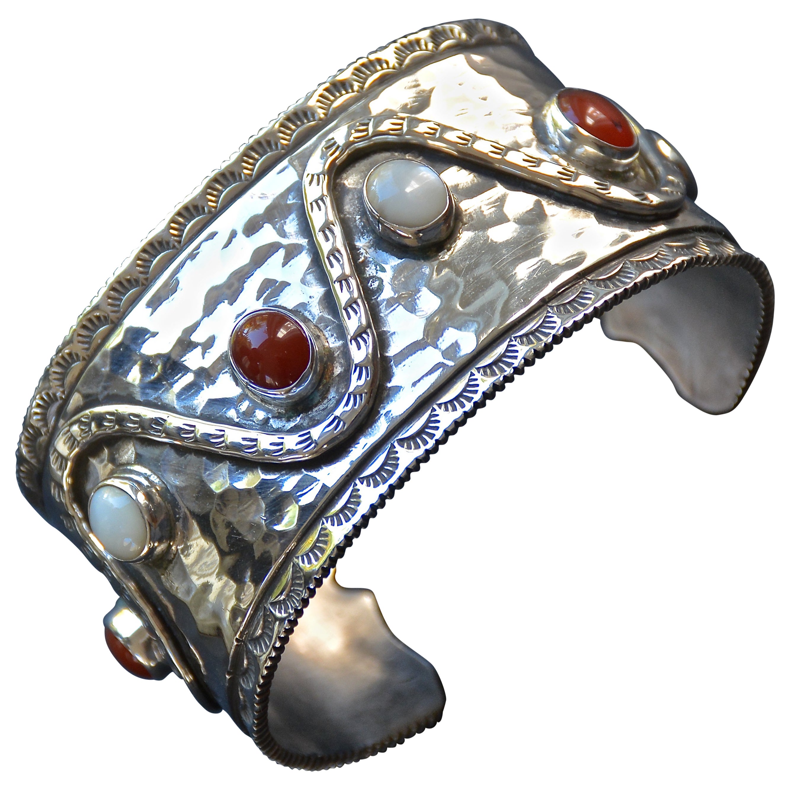 Bracciale vintage in argento sterling Navajo martellato a mano con disegno di un serpente a sonagli in vendita