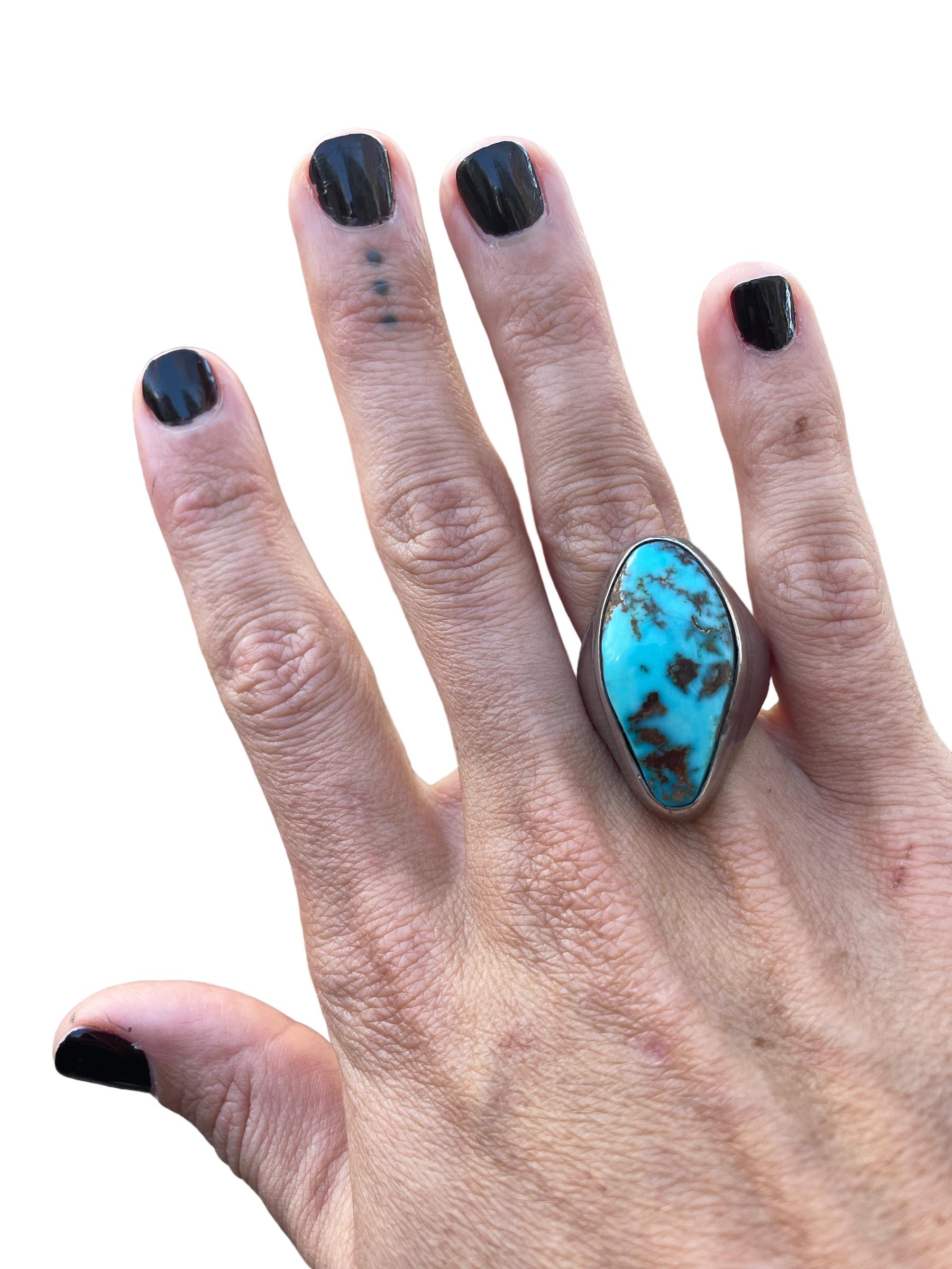 Vintage Navajo Sterling Silver Turquoise Ring 

A beautiful bold turquoise ring, perfect ring to bring richness to any outfit. 

