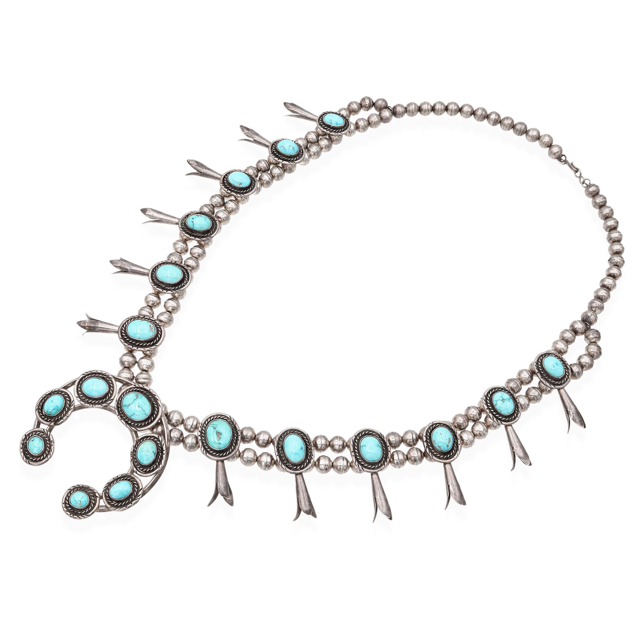 Ce collier vintage Navajo en forme de fleur de courge est une affirmation audacieuse de l'art et de l'héritage culturel du Sud-Ouest. Fabriqué en argent sterling, ce collier présente un pendentif classique en forme de croissant Naja, orné de