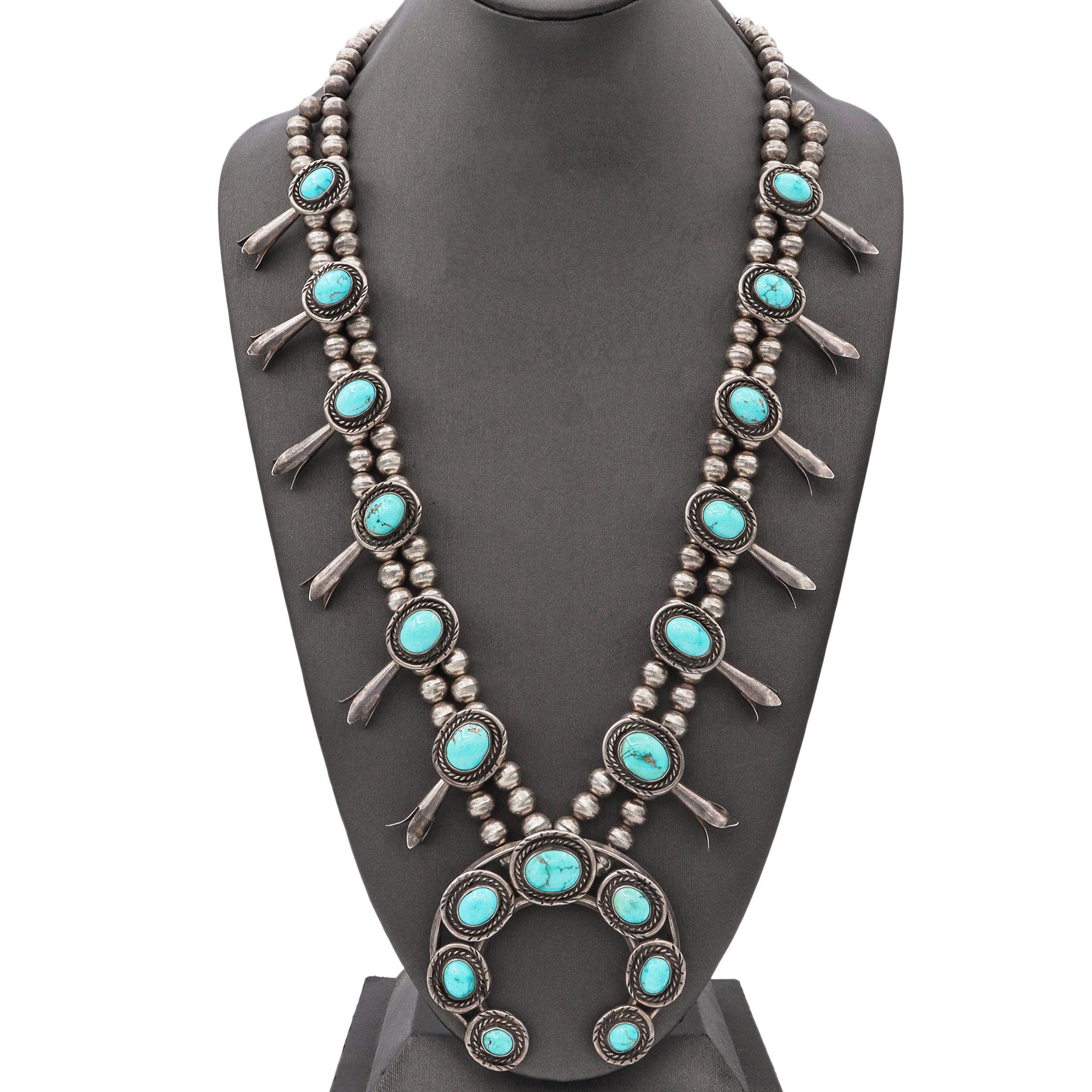 Taille cabochon Collier vintage Navajo en argent sterling perlé de turquoise et de fleurs de requin en vente