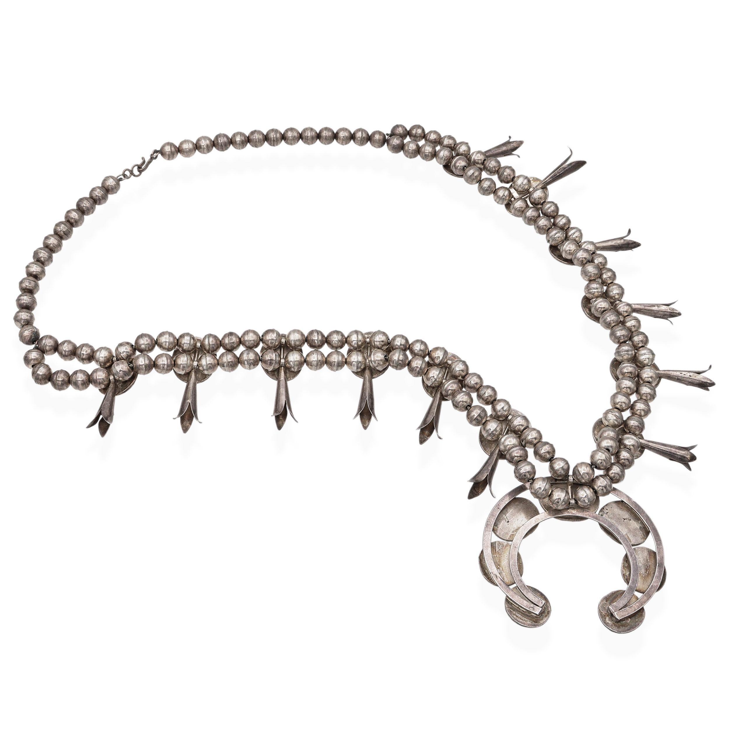 Collier vintage Navajo en argent sterling perlé de turquoise et de fleurs de requin Bon état - En vente à New York, NY