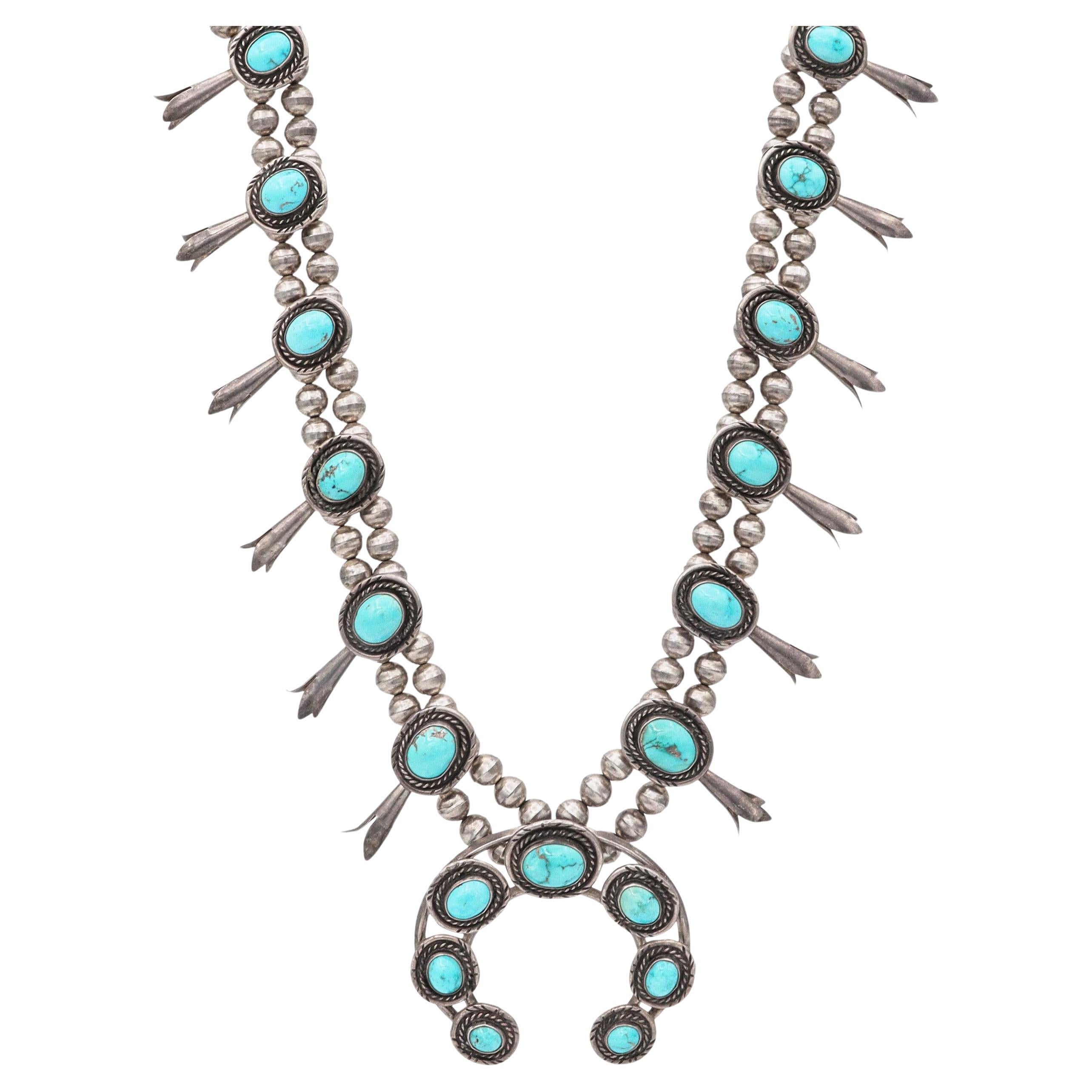 Collier vintage Navajo en argent sterling perlé de turquoise et de fleurs de requin