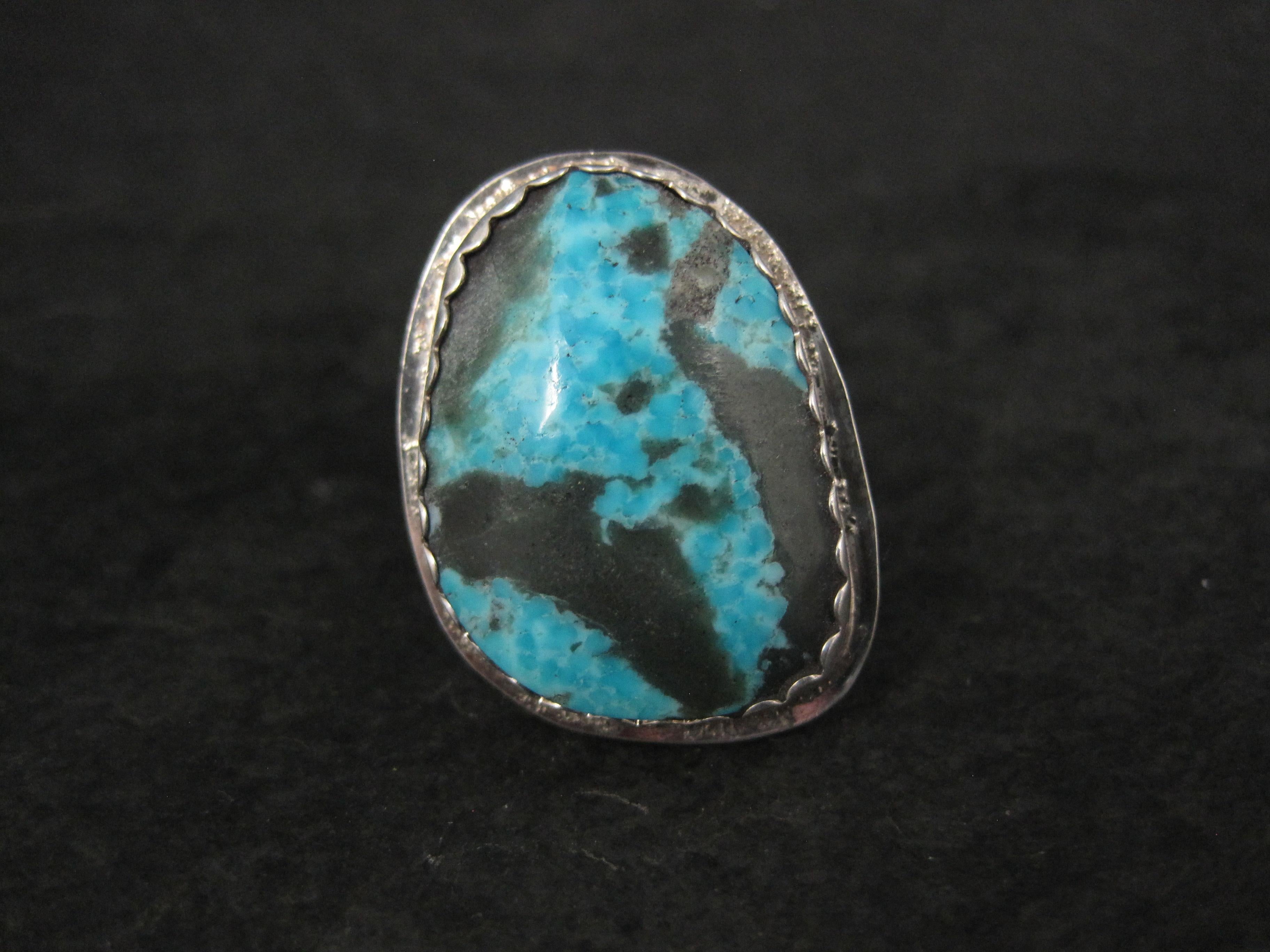 Questo bellissimo anello vintage è in argento sterling con una vera pietra turchese.
È una creazione dell'argentiere Navajo Curtis Billie.

La faccia di questo anello misura 15/16 di pollice da est a ovest e 1 3/16 di pollice da nord a