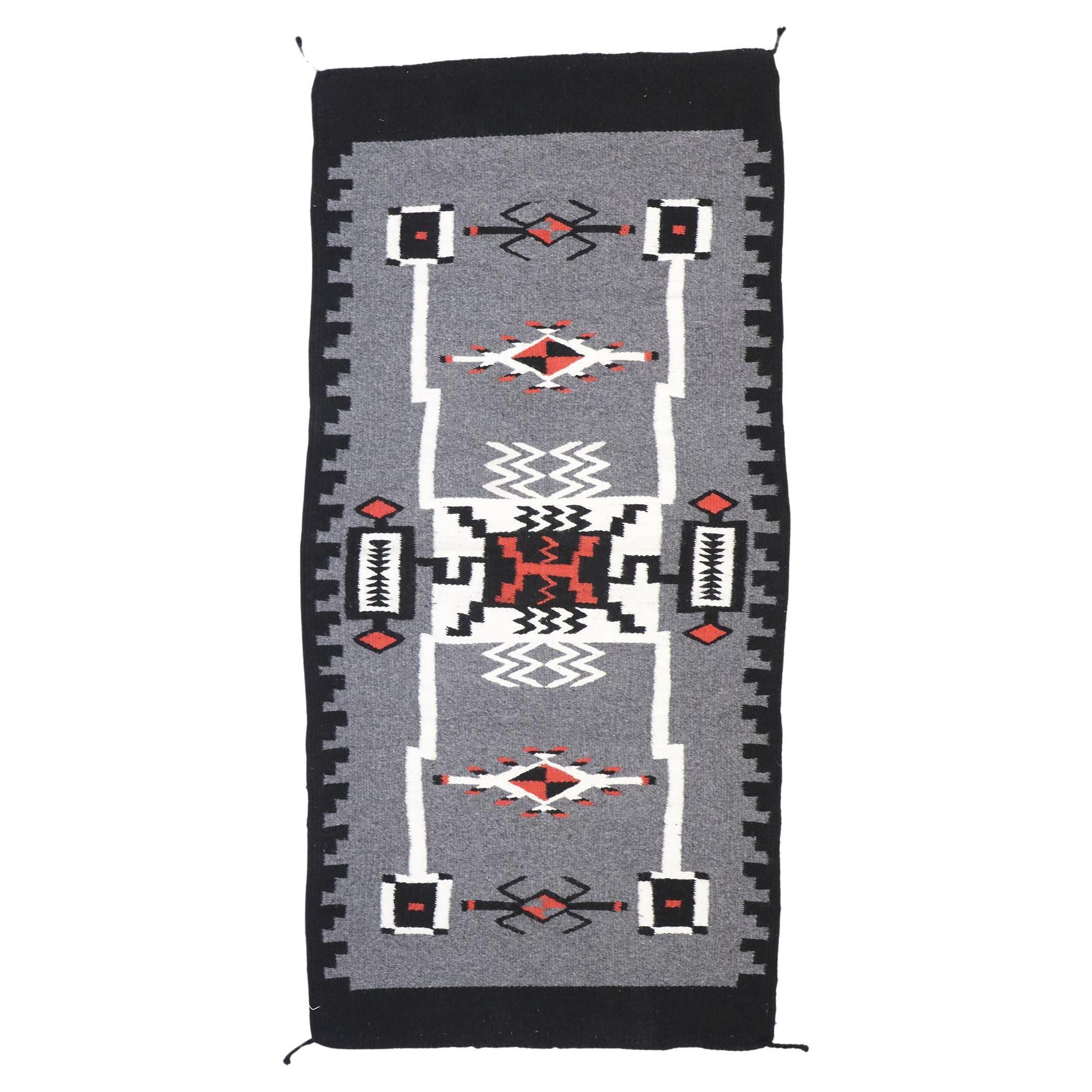 Navajo-Kelim-Teppich im Vintage-Stil mit Sturmmuster und zwei grauen Hgeln