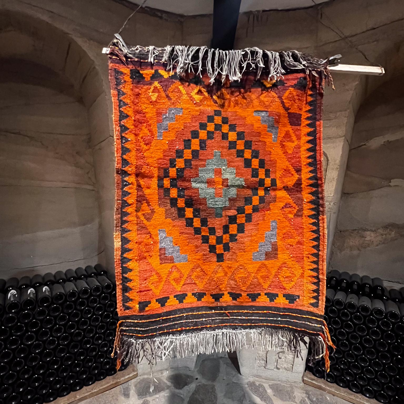 Navajo-Textil-Wandteppich in lebhaftem Orange
36 x 46 
Gebrauchter Original-Vintage-Zustand unrestauriert.
Siehe alle bereitgestellten Bilder.

