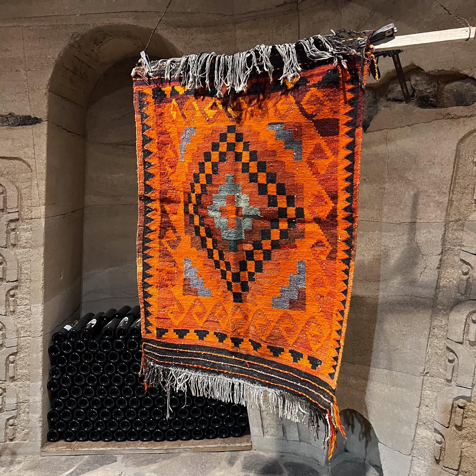 Navajo-Textil-Wandteppich in lebhaftem Orange (Moderne der Mitte des Jahrhunderts) im Angebot