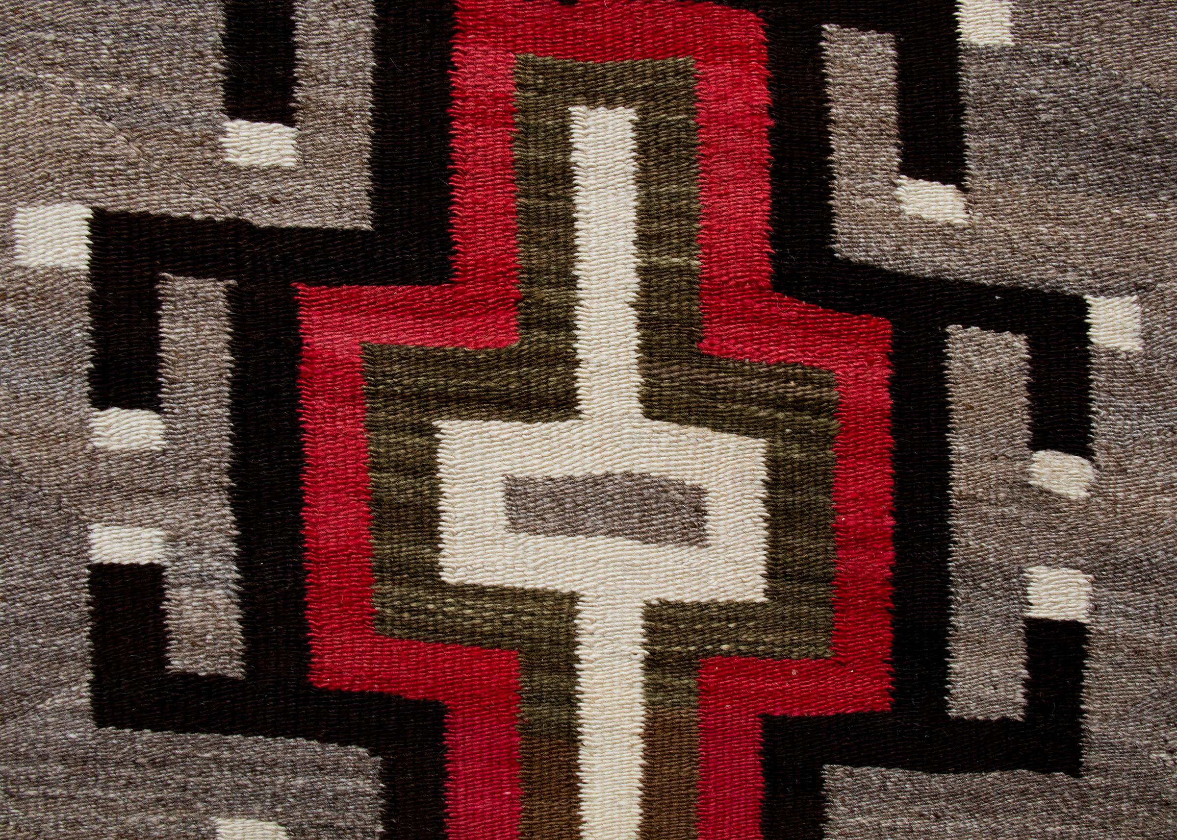 Amérindien Grand tapis vintage Navajo, sud-ouest rouge, Brown, blanc, gris, circa 1930s en vente