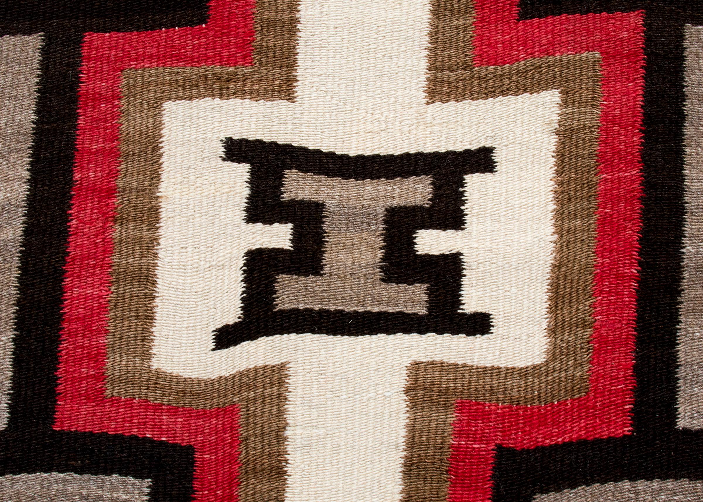 Américain Grand tapis vintage Navajo, sud-ouest rouge, Brown, blanc, gris, circa 1930s en vente