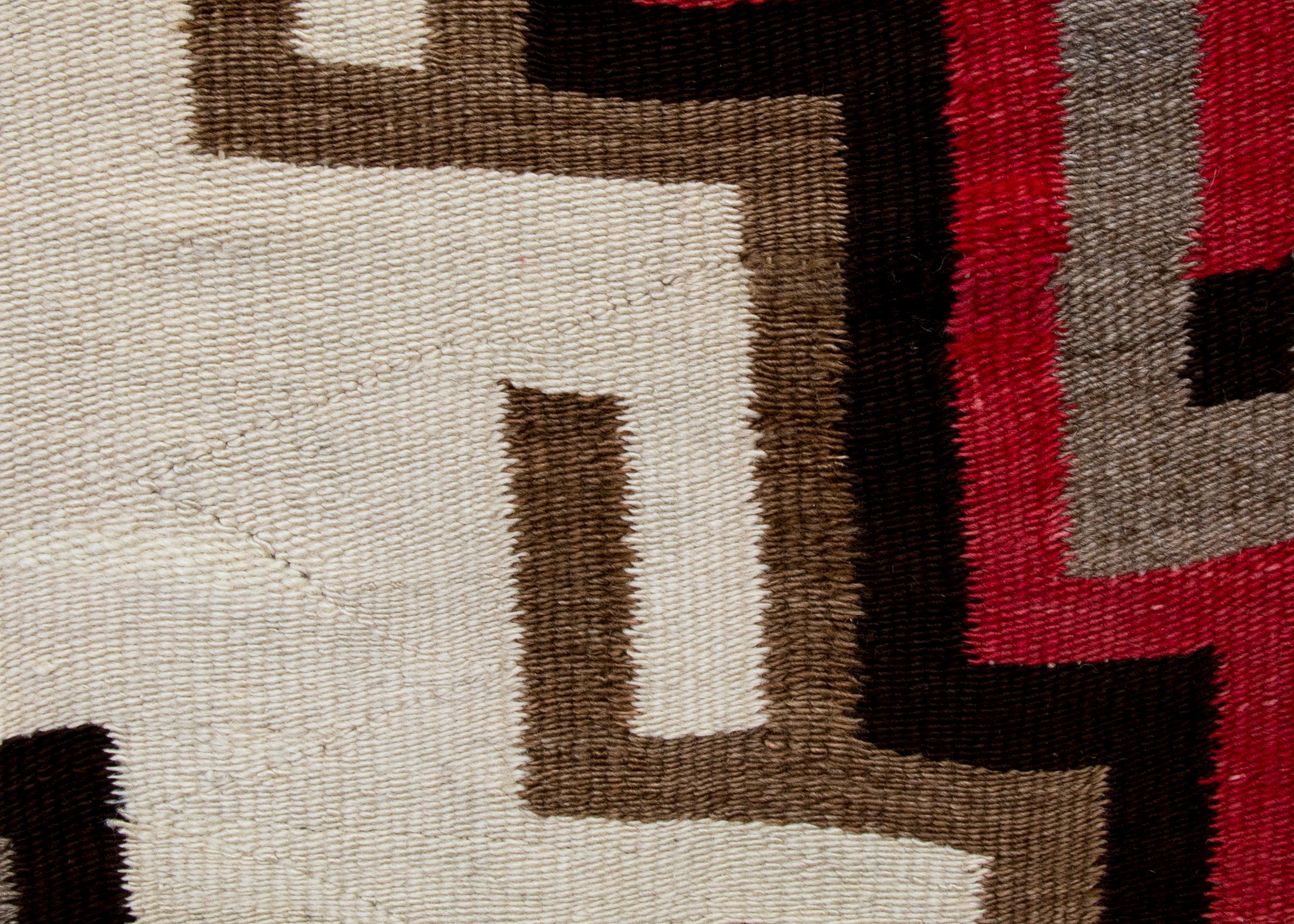 Tissé à la main Grand tapis vintage Navajo, sud-ouest rouge, Brown, blanc, gris, circa 1930s en vente