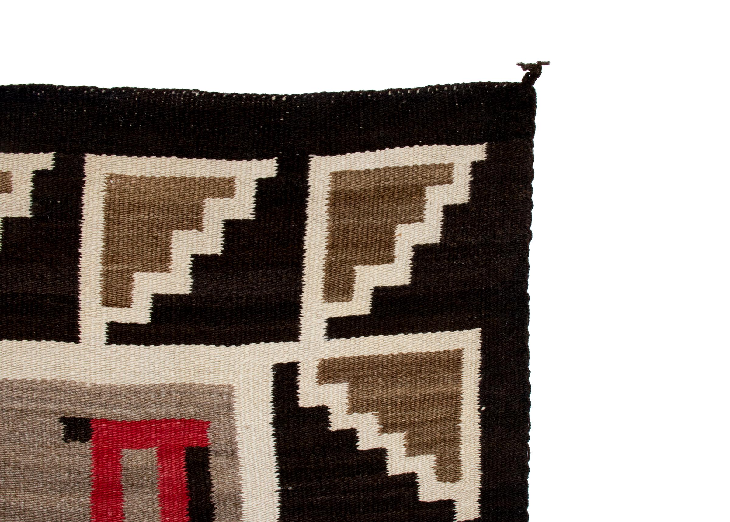 Milieu du XXe siècle Grand tapis vintage Navajo, sud-ouest rouge, Brown, blanc, gris, circa 1930s en vente