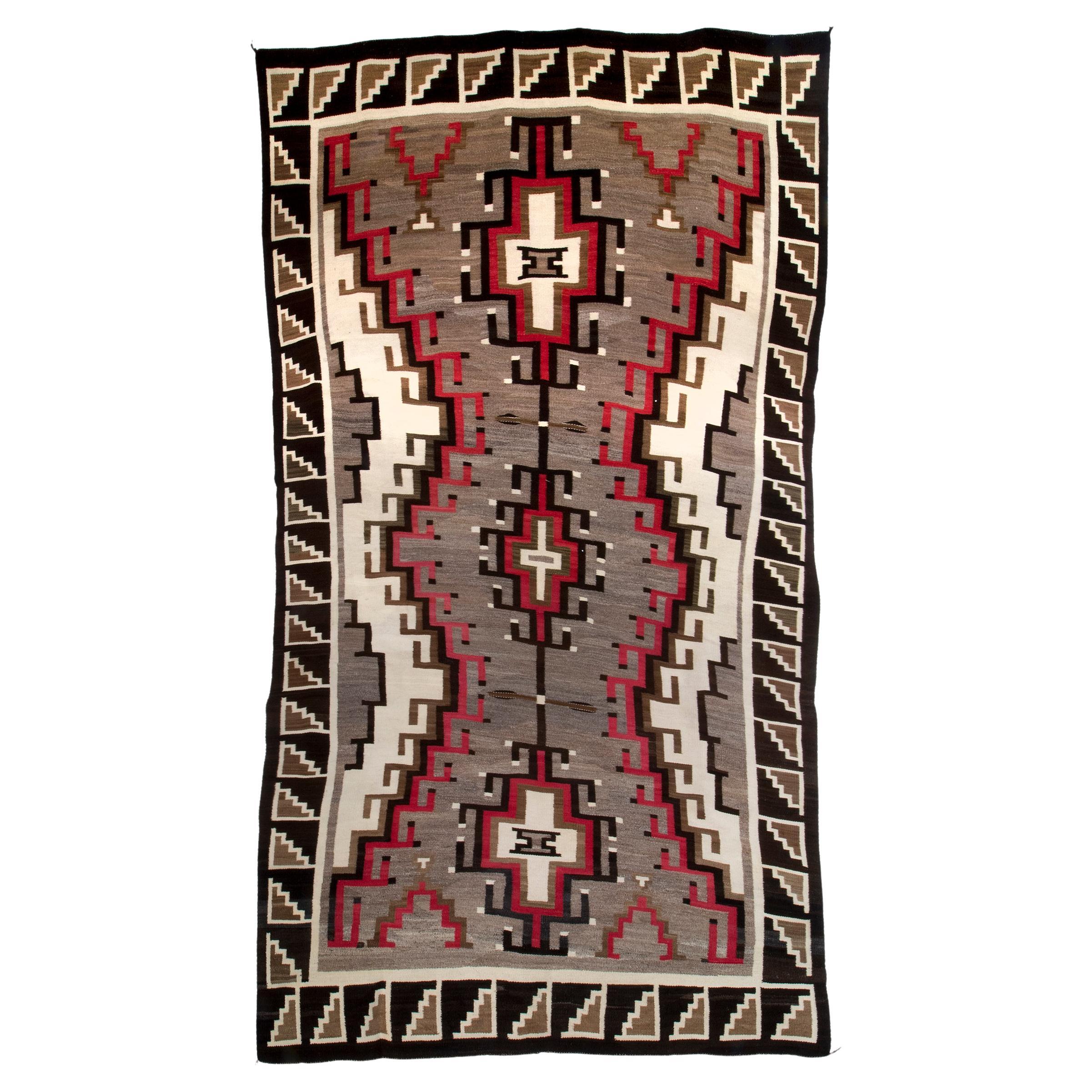 Tappeto Navajo d'epoca di grandi dimensioni, Southwestern rosso, marrone, bianco, grigio, circa 1930