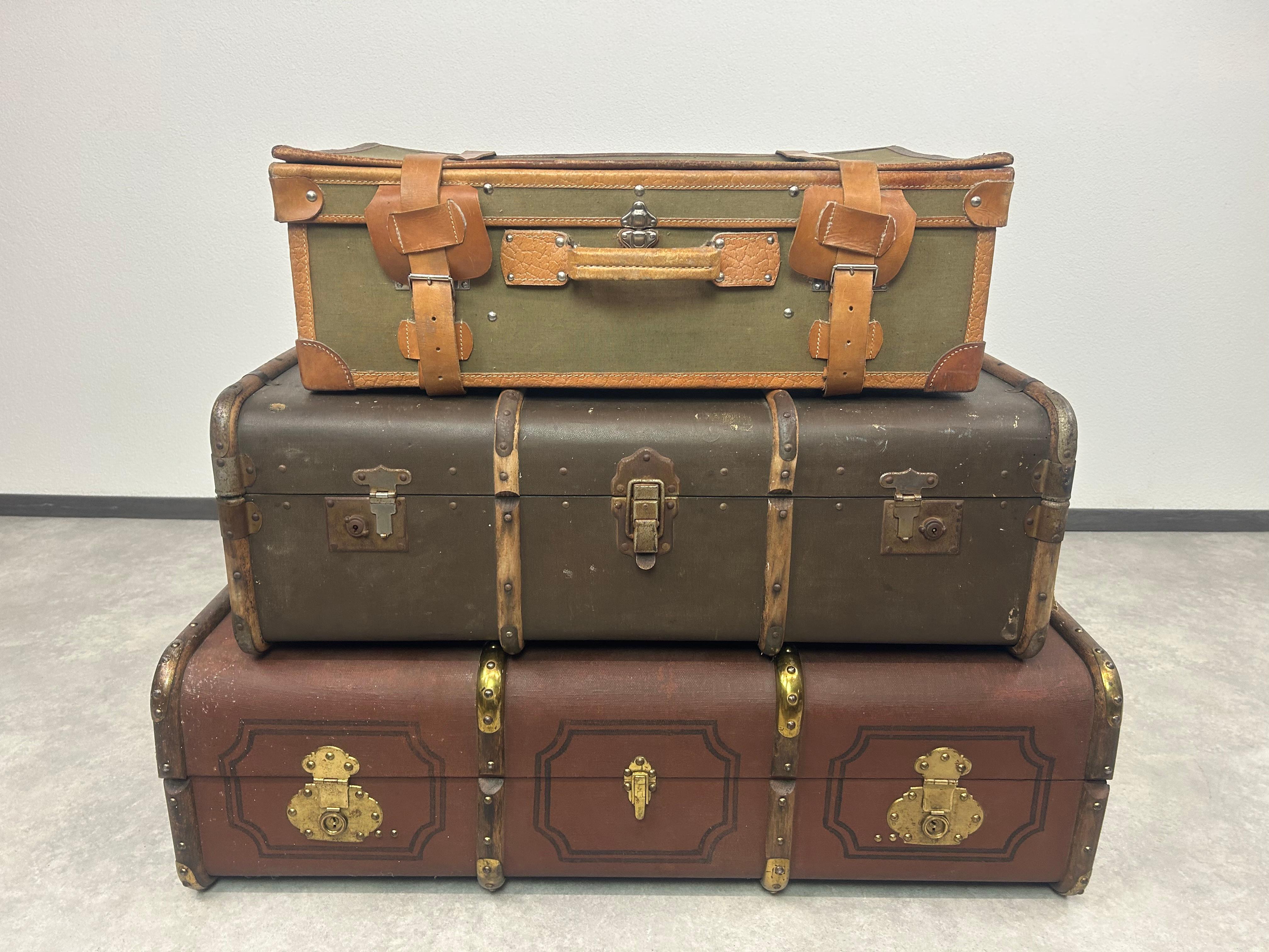 Valigia saval vintage rilegata e bordata in pelle in ottime condizioni originali.