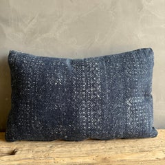Almohada lumbar vintage de tela africana azul marino con inserto de plumón