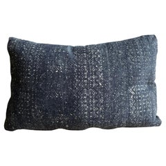 Almohada lumbar vintage de tela africana azul marino con inserto de plumón