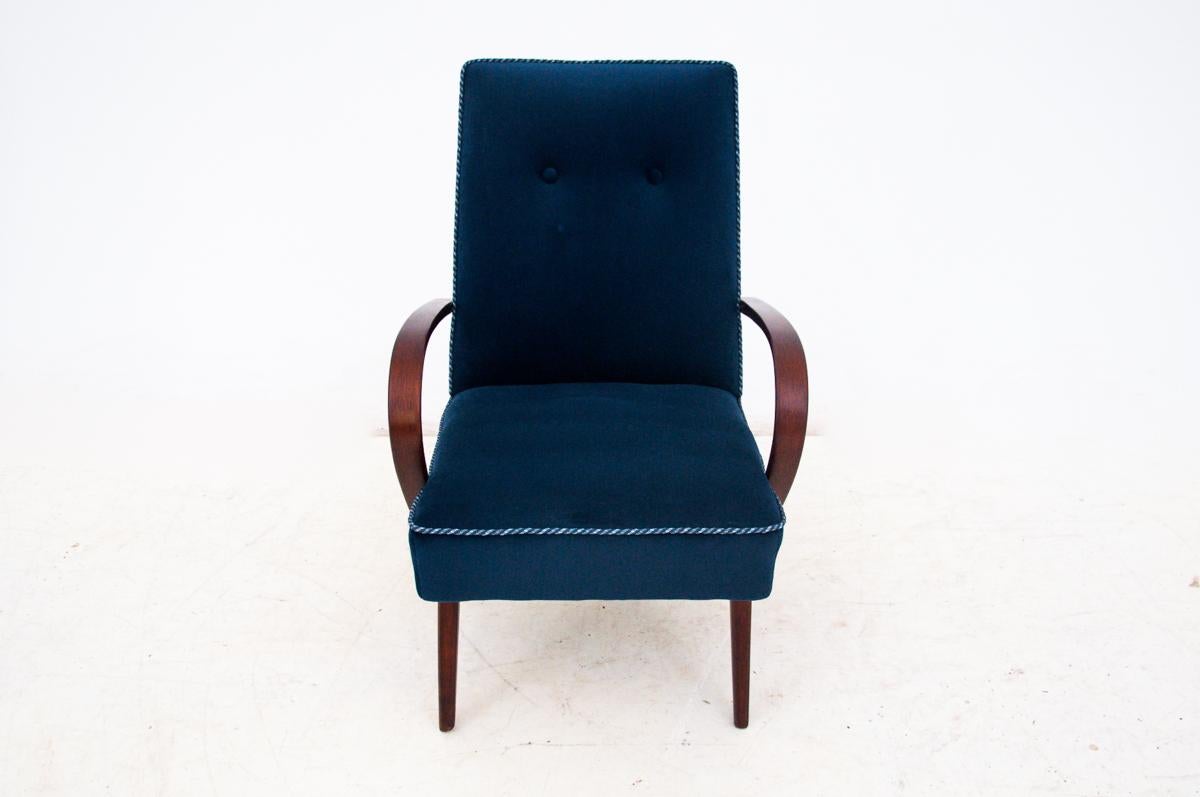 Vintage armchair, Poland, 1960s

Very good condition, after renovation of the wood and replacement of the upholstery with a new one.

Dimensions: Height 83 cm, seat height 39 cm, width 59 cm, depth 80cm.