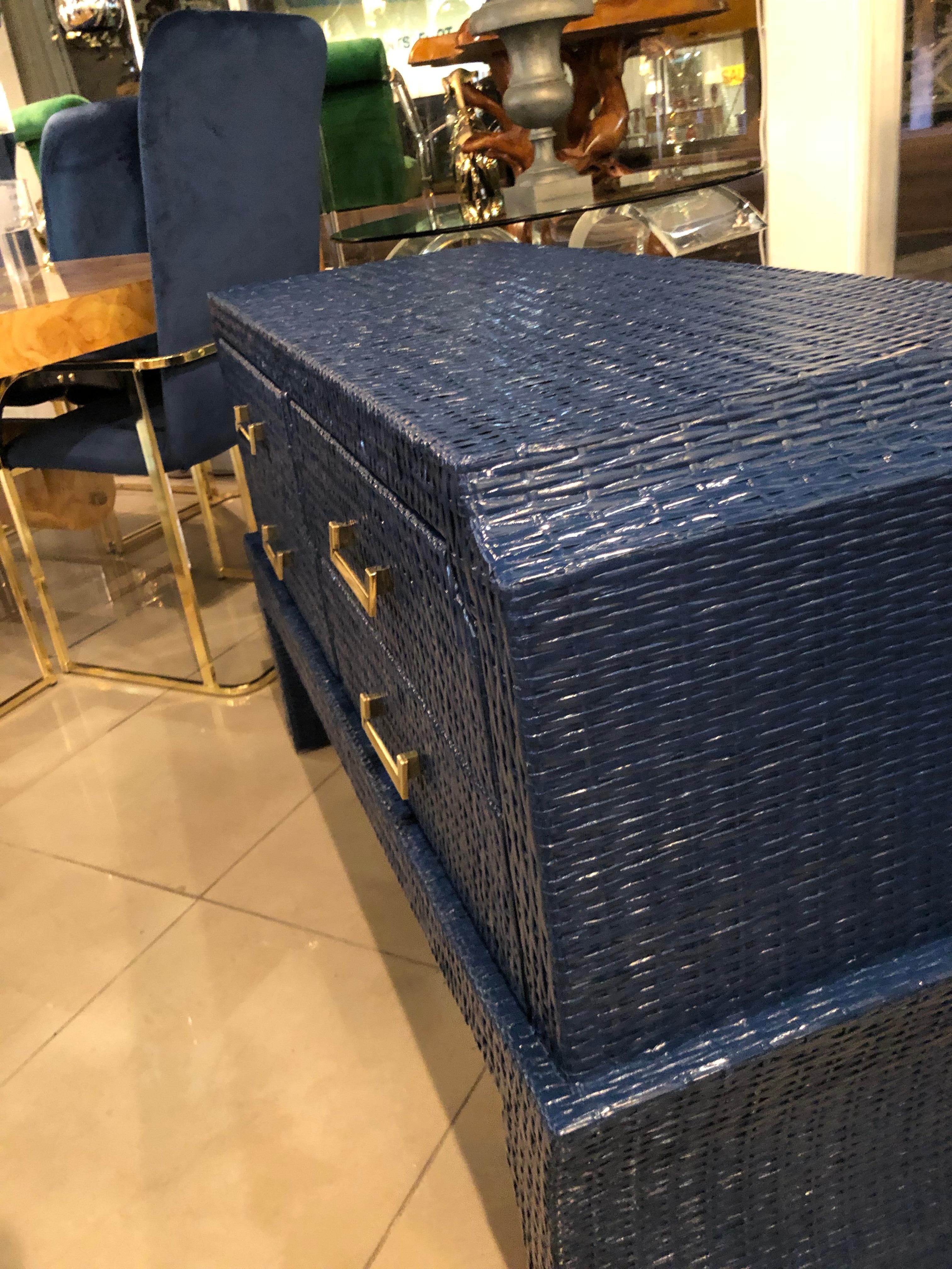 Vintage Marineblau lackiert Woven Wicker Chest Dresser Credenza Messing zieht (amerikanisch)