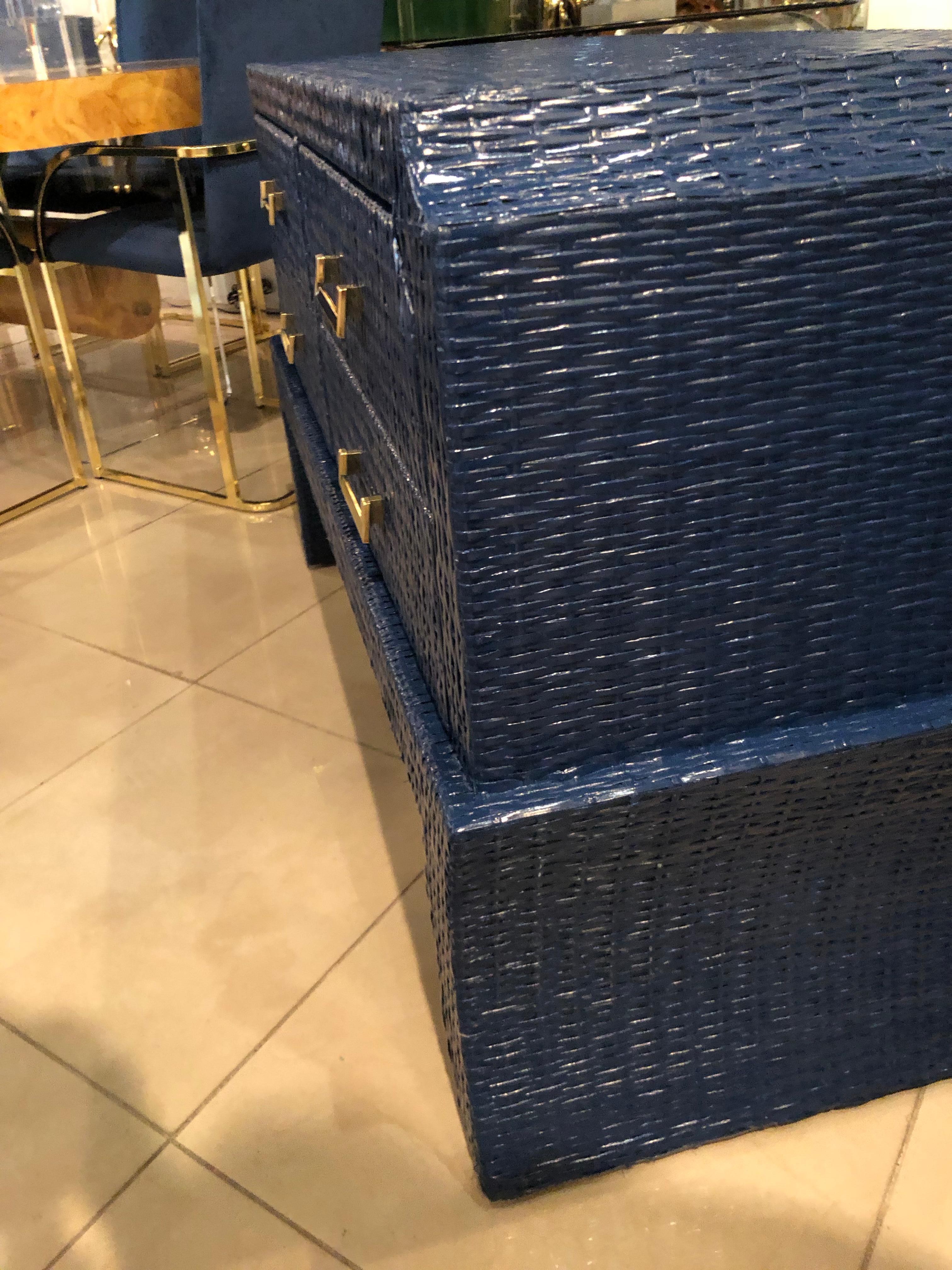 Vintage Marineblau lackiert Woven Wicker Chest Dresser Credenza Messing zieht im Zustand „Hervorragend“ in West Palm Beach, FL